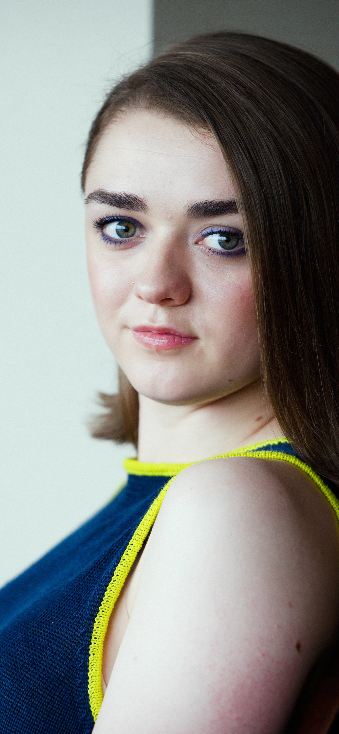 Download mobile wallpaper Brunette, British, Celebrity, Short Hair, Actress, Maisie Williams for free.