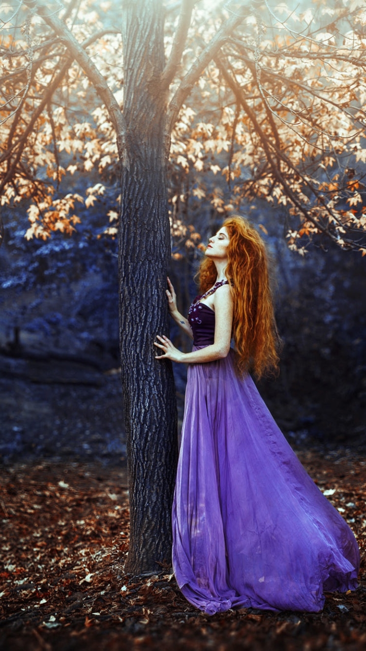 無料モバイル壁紙木, 赤毛, ムード, モデル, 女性, 紫のドレスをダウンロードします。