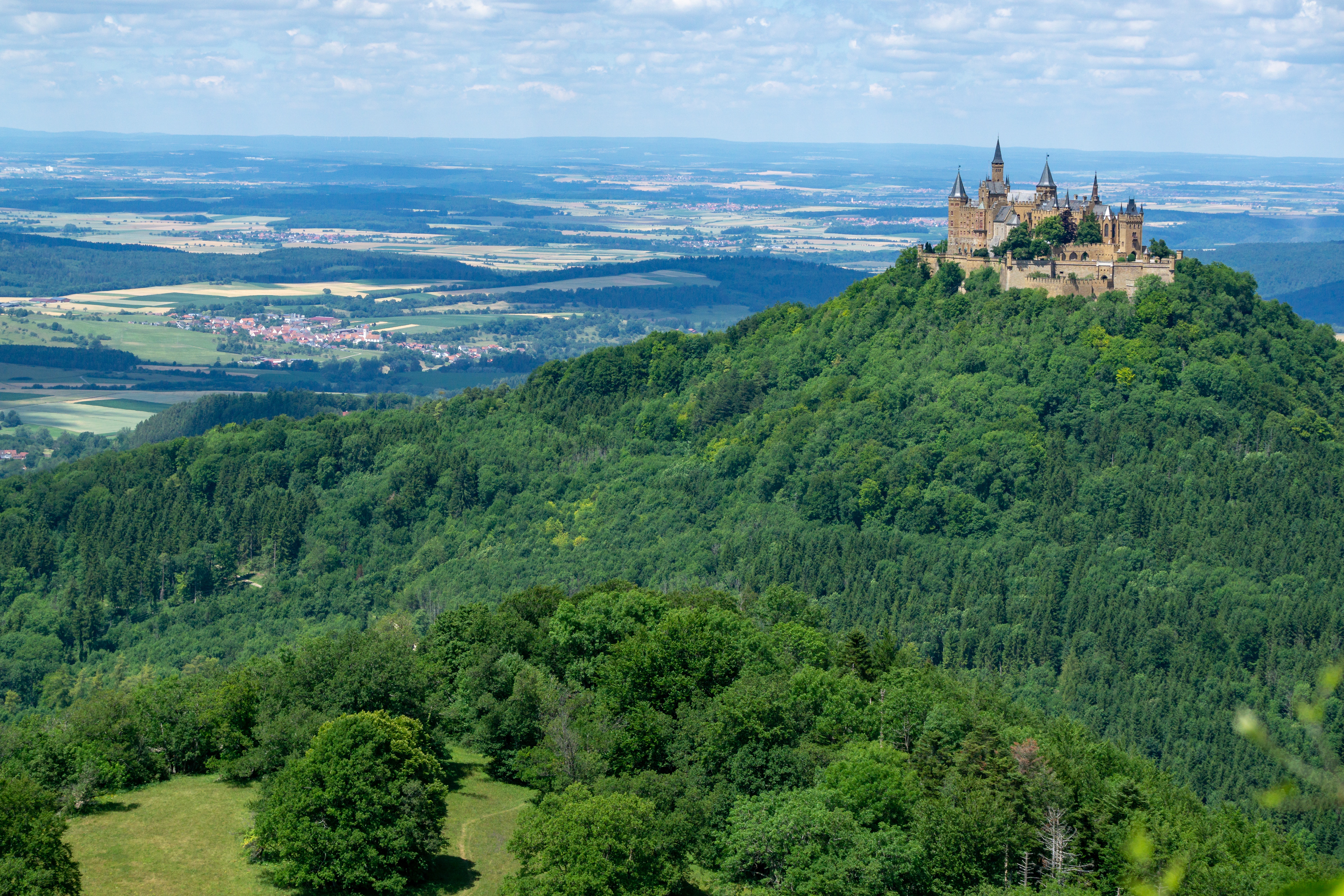 485720 descargar fondo de pantalla hecho por el hombre, castillo hohenzollern, castillo, bosque, alemania, paisaje, castillos: protectores de pantalla e imágenes gratis