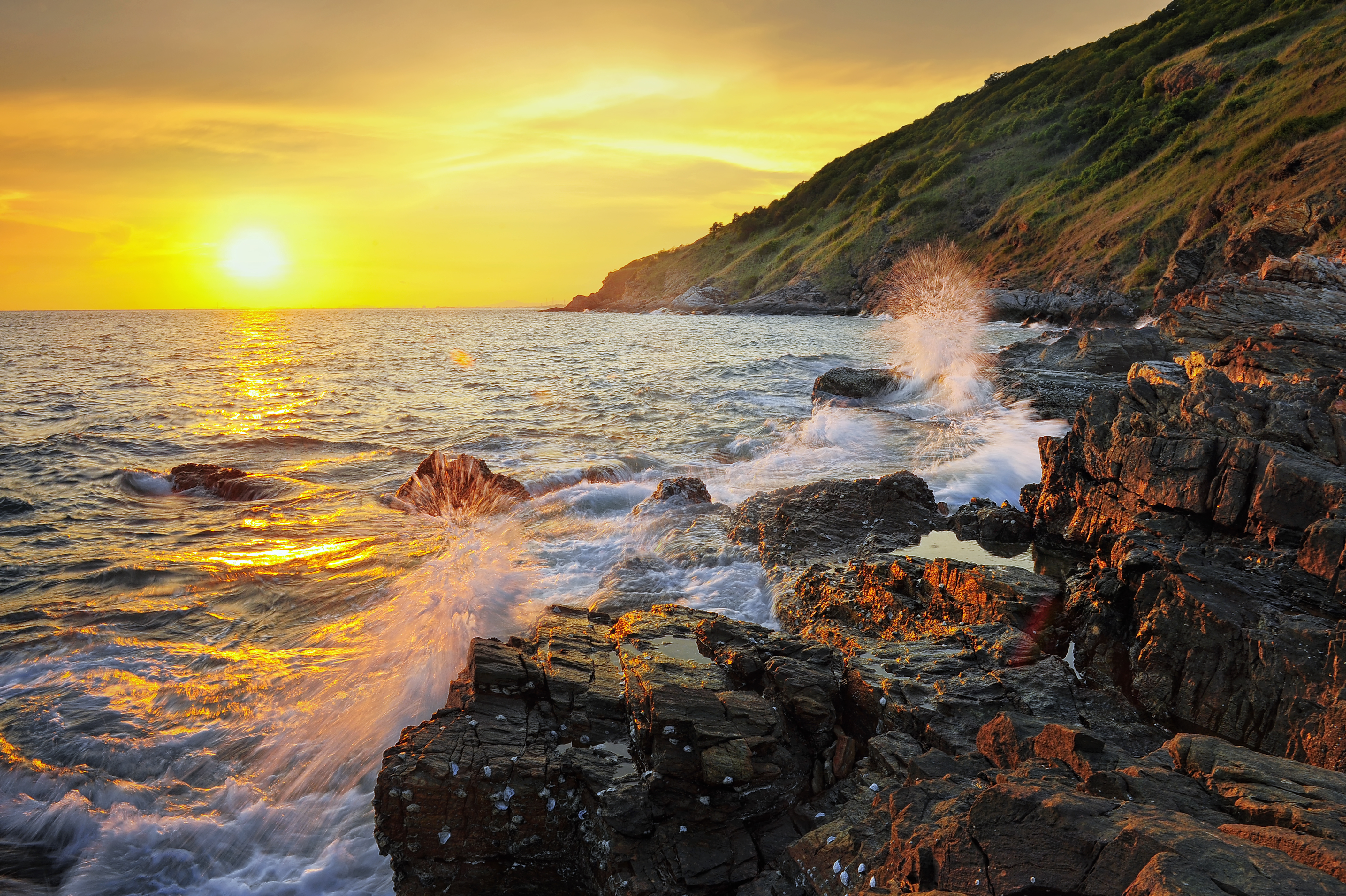Download mobile wallpaper Sunset, Sea, Sun, Splash, Earth, Wave, Seascape, Seashore for free.