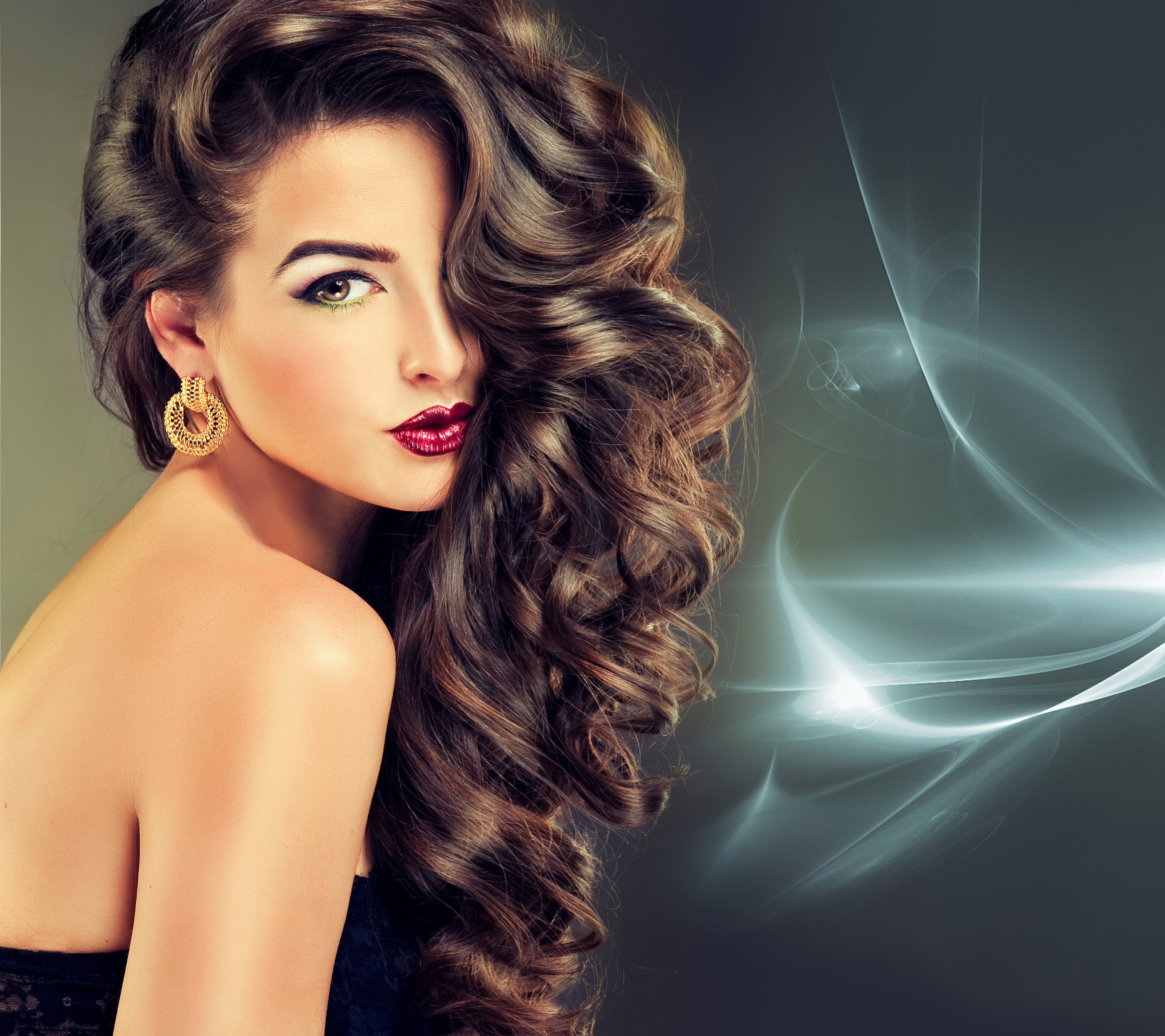 Laden Sie das Haar, Brünette, Locken, Modell, Frauen, Ohrringe, Lippenstift-Bild kostenlos auf Ihren PC-Desktop herunter