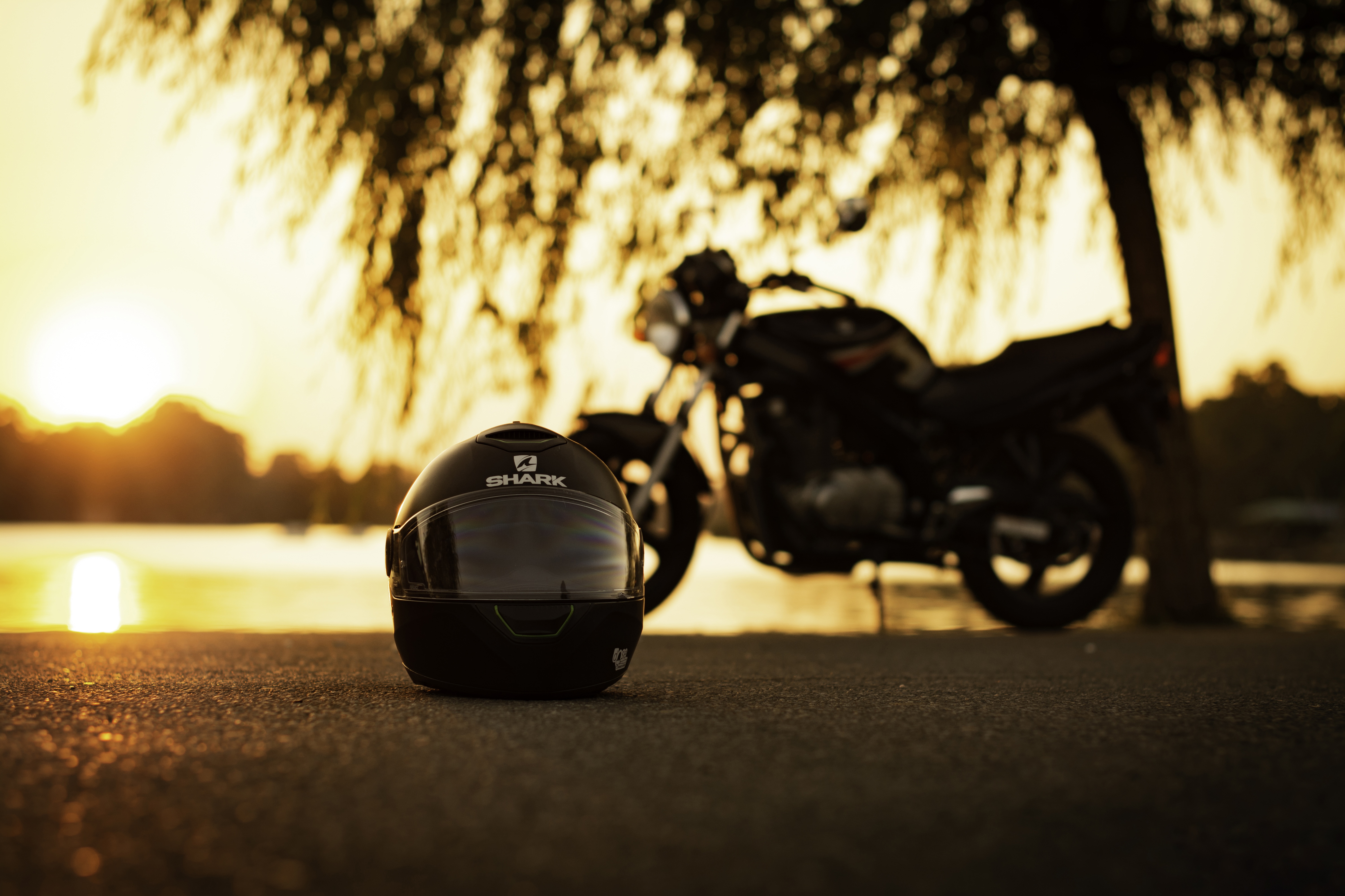 116800 скачать картинку мотоциклы, асфальт, черный, шлем, мотоцикл - обои и заставки бесплатно