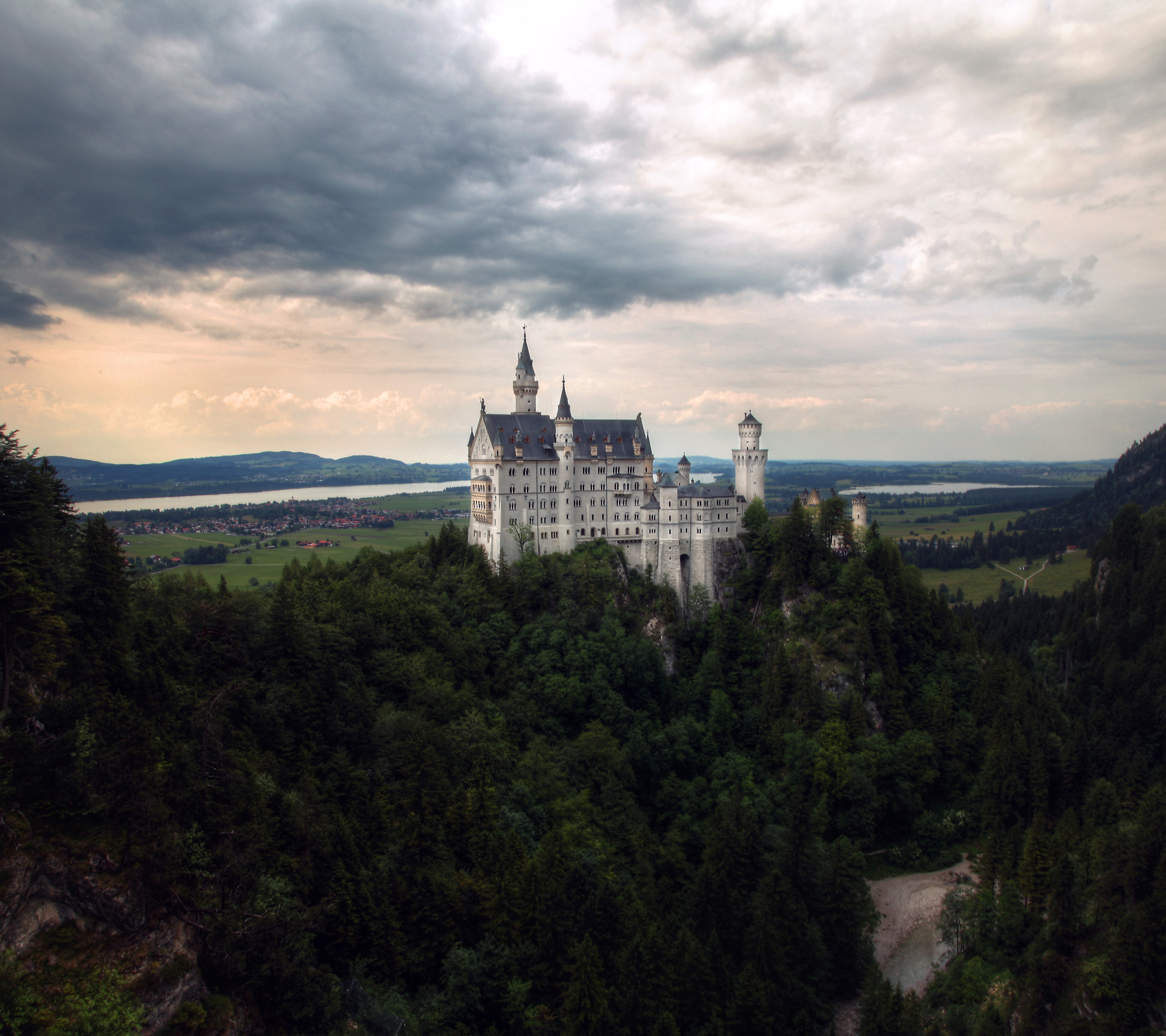 Laden Sie das Landschaft, Schlösser, Wolke, Deutschland, Bayern, Schloss Neuschwanstein, Menschengemacht-Bild kostenlos auf Ihren PC-Desktop herunter