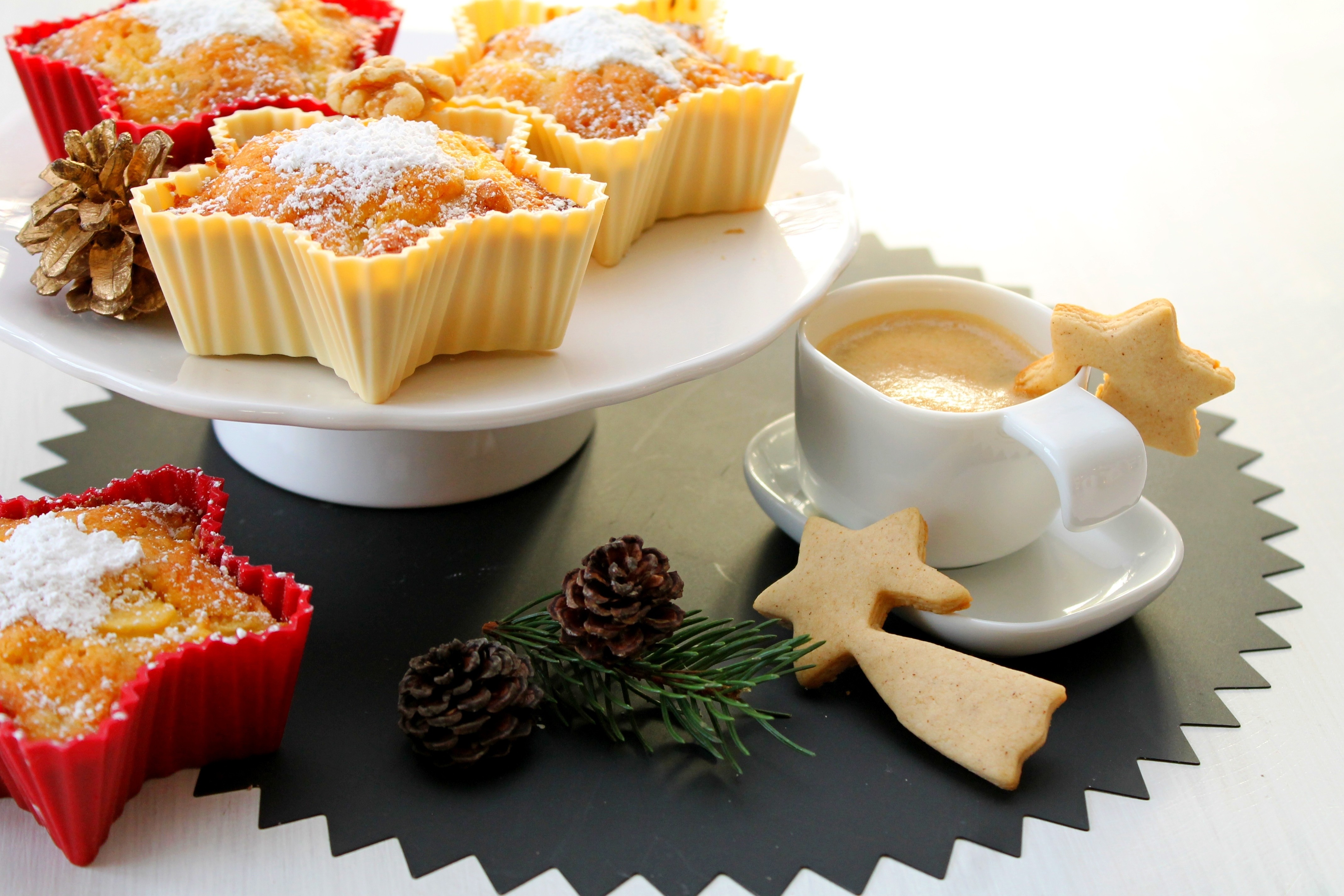 102896 скачать картинку кофе, рождество, еда, шишки, пирожные - обои и заставки бесплатно