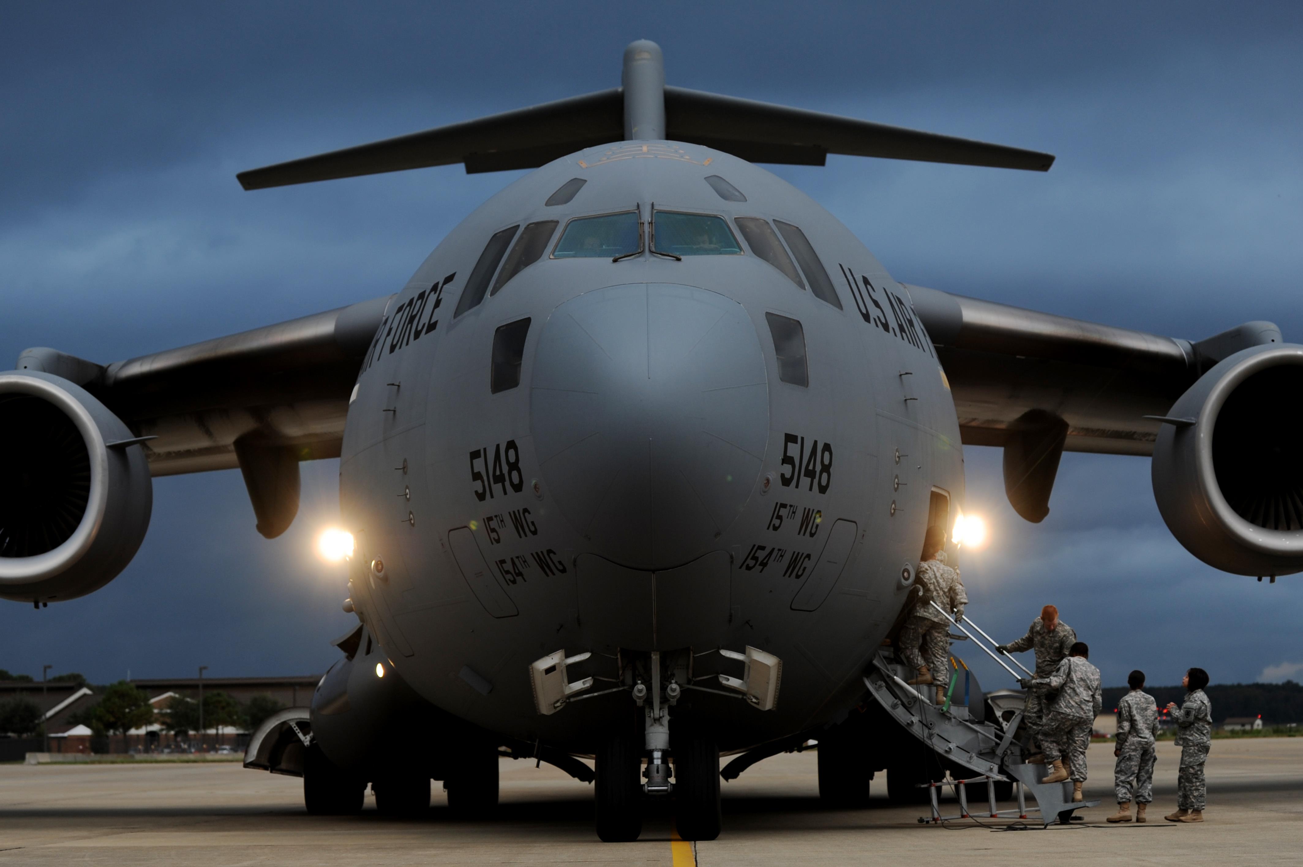 328696 Hintergrundbild herunterladen militär, boeing c 17 globemaster iii, militärisches transportflugzeug - Bildschirmschoner und Bilder kostenlos