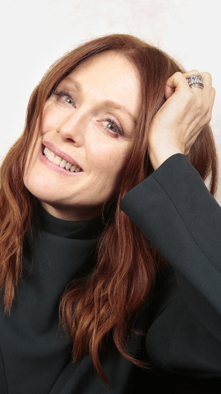 Download mobile wallpaper Smile, Redhead, Celebrity, Actress, Julianne Moore for free.