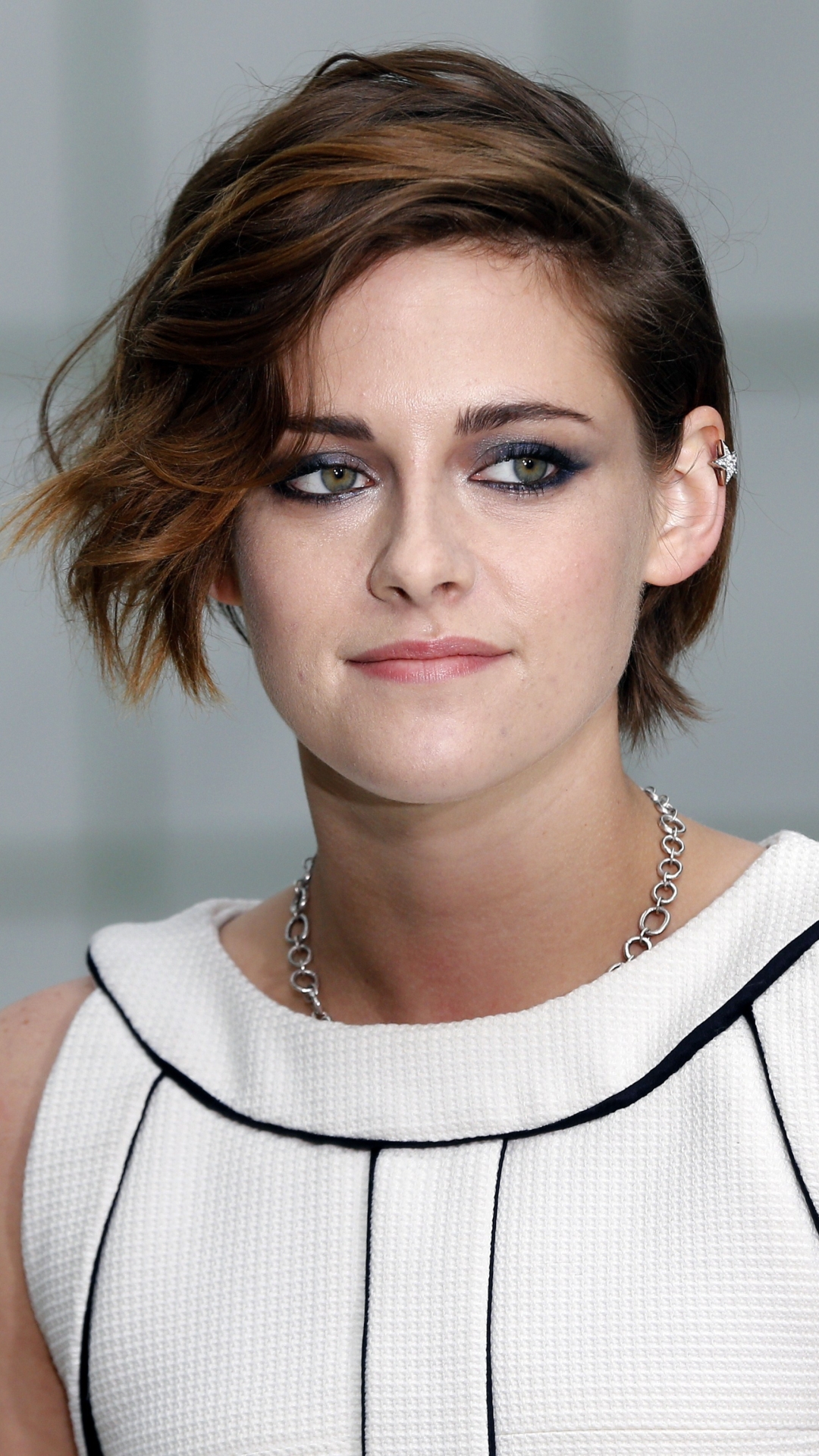 Download mobile wallpaper Kristen Stewart, Face, Brunette, American, Celebrity, Short Hair, Actress for free.