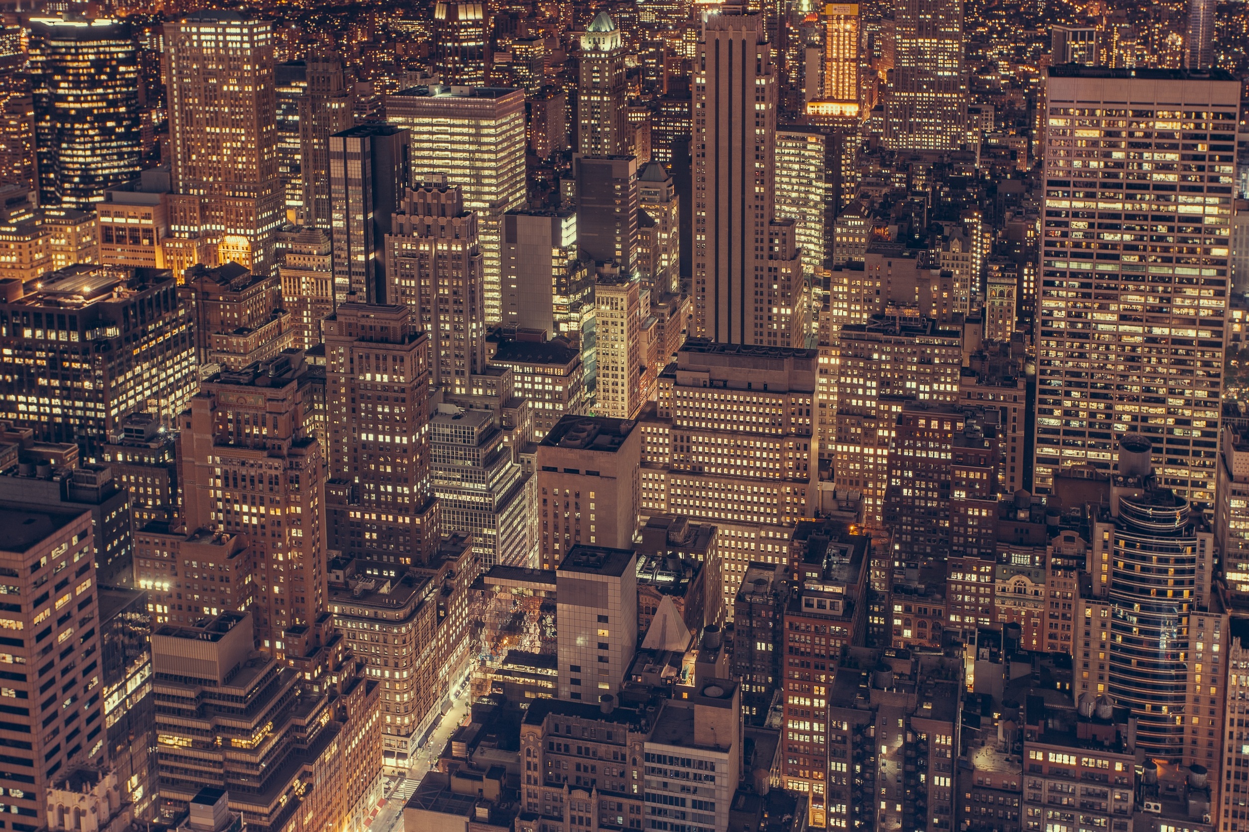 Скачати мобільні шпалери Міста, Ніч, Місто, Хмарочос, Будівля, Світло, Нью Йорк, Skyline, Створено Людиною безкоштовно.