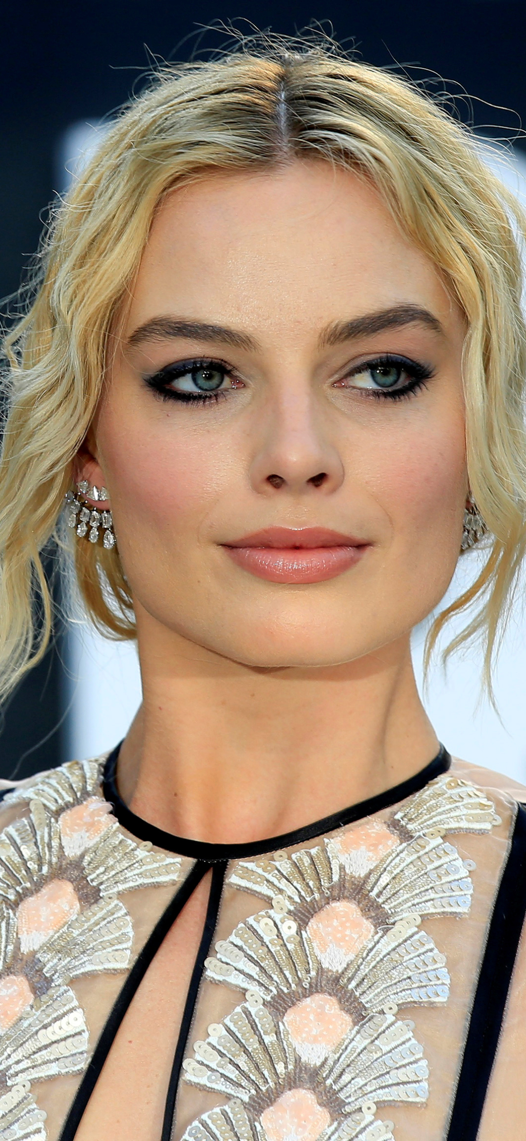 Download mobile wallpaper Blonde, Face, Blue Eyes, Celebrity, Actress, Australian, Margot Robbie for free.