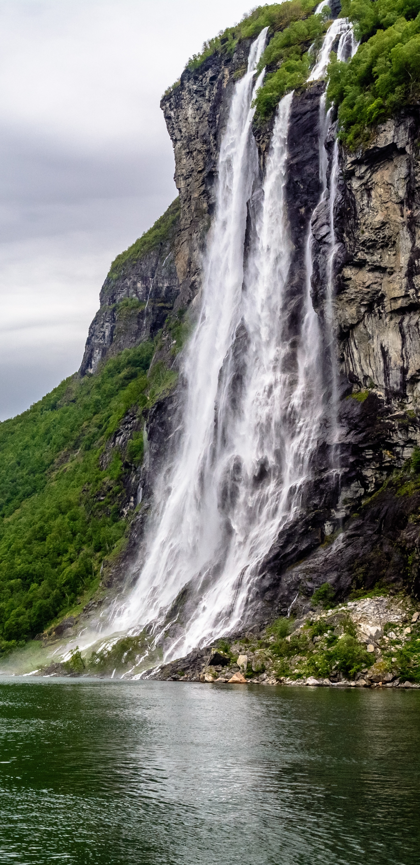 Скачать картинку Природа, Водопады, Гора, Водопад, Норвегия, Земля/природа, Фьорд в телефон бесплатно.