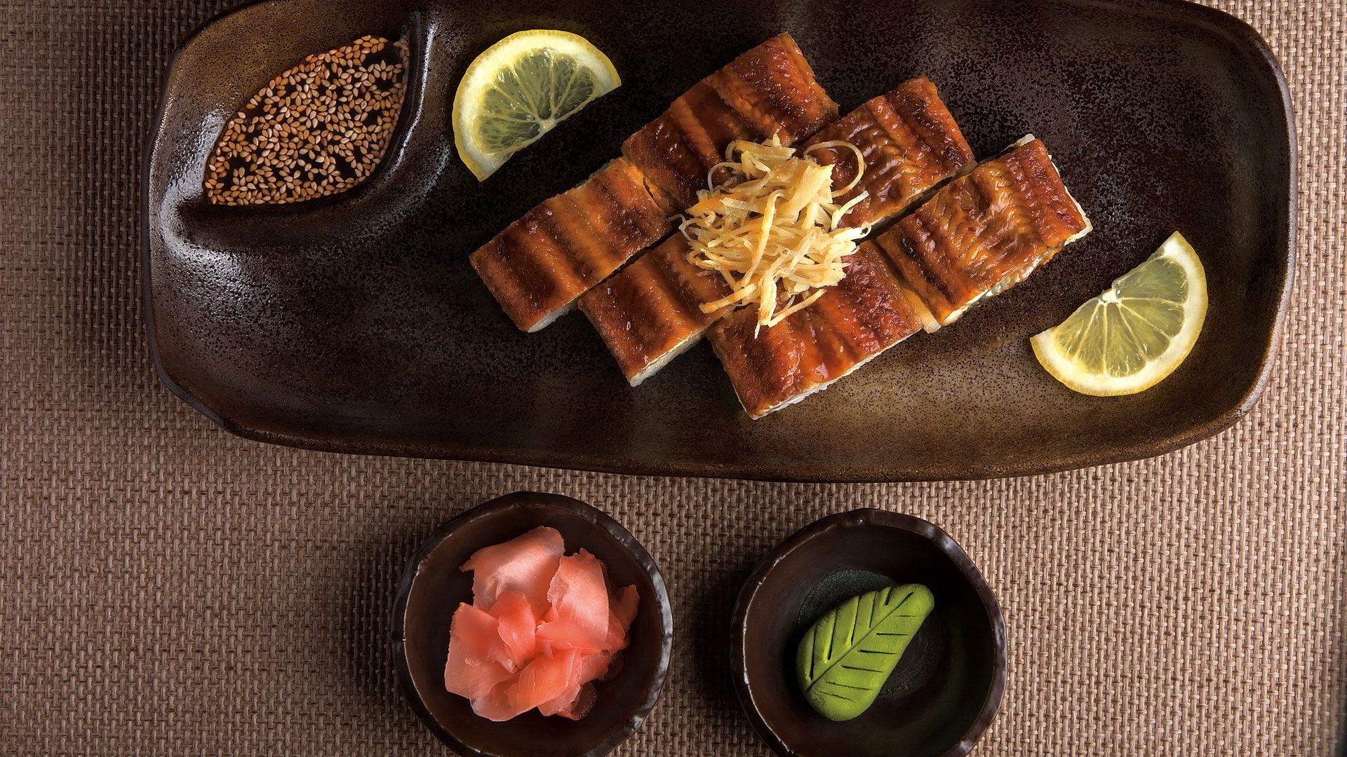 109037 скачать картинку японская кухня, сервировка, еда, лимон, рыба, соус, кунжут - обои и заставки бесплатно
