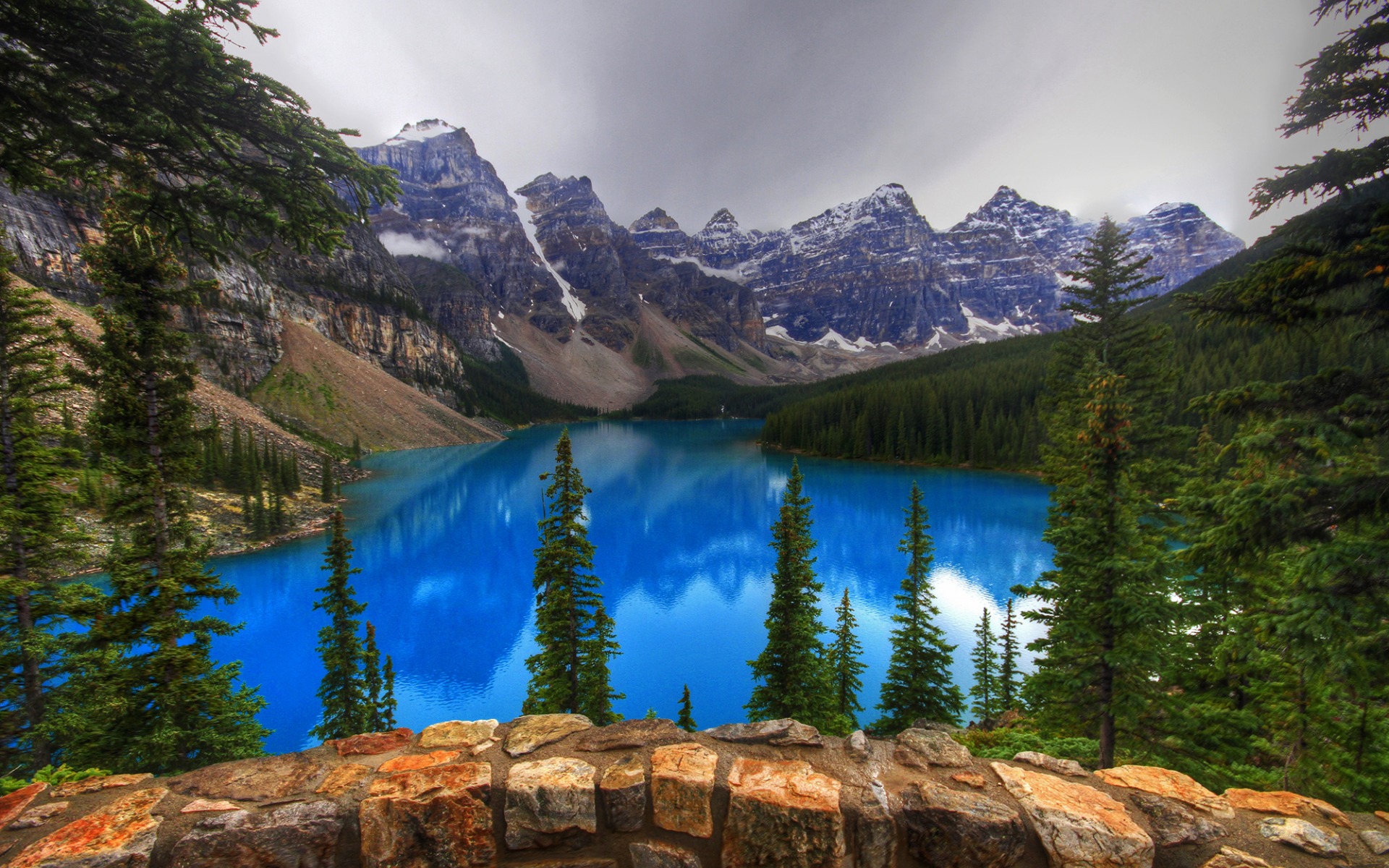 Скачать картинку Озера, Гора, Озеро, Канада, Дерево, Синий, Земля/природа, Озеро Морейн в телефон бесплатно.