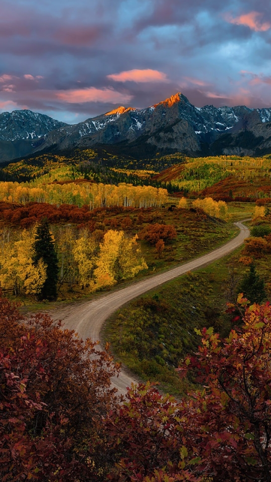 Скачать картинку Пейзаж, Природа, Осень, Гора, Лес, Падать, Земля/природа, Грязная Дорога в телефон бесплатно.