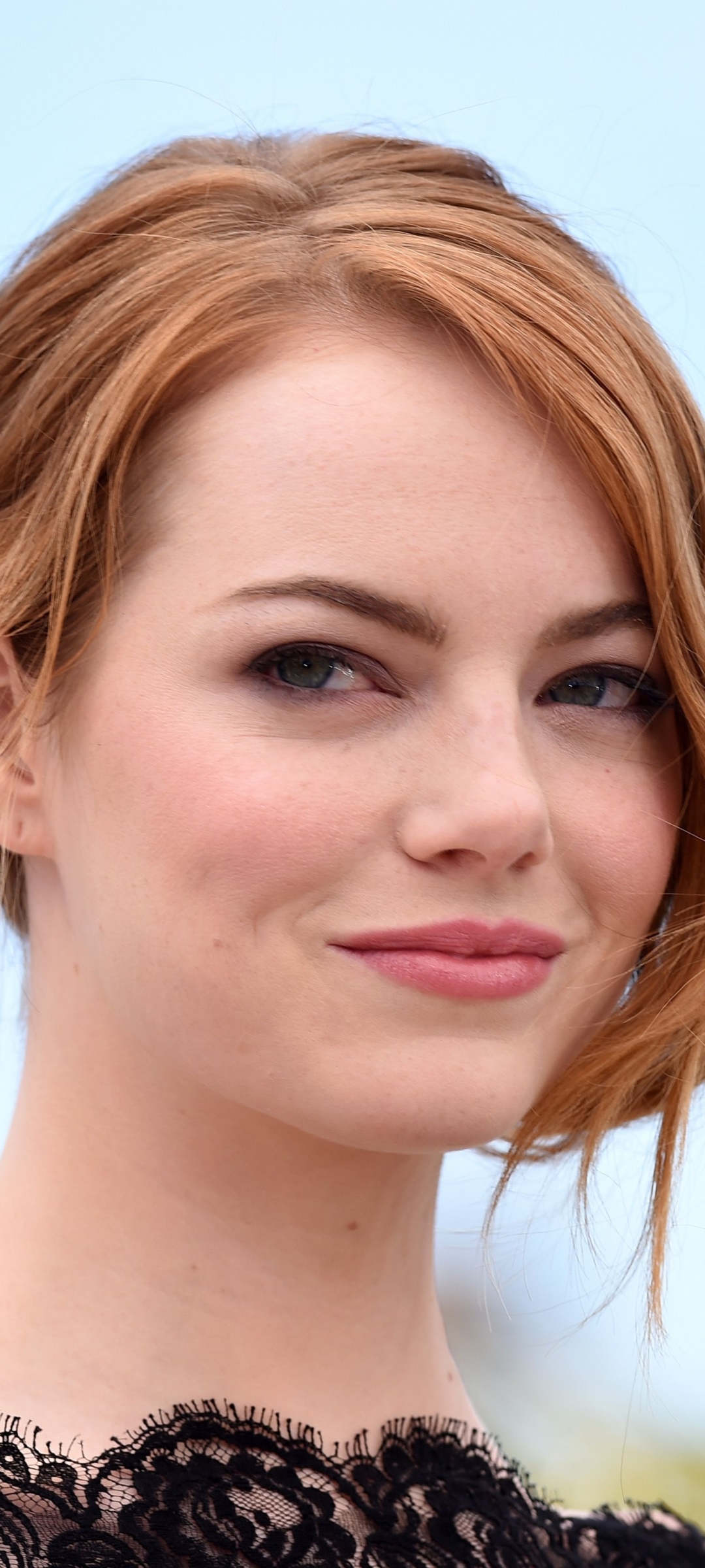 Descarga gratuita de fondo de pantalla para móvil de Emma Stone, Pelirrojo, Cara, Ojos Azules, Americano, Celebridades, Actriz.