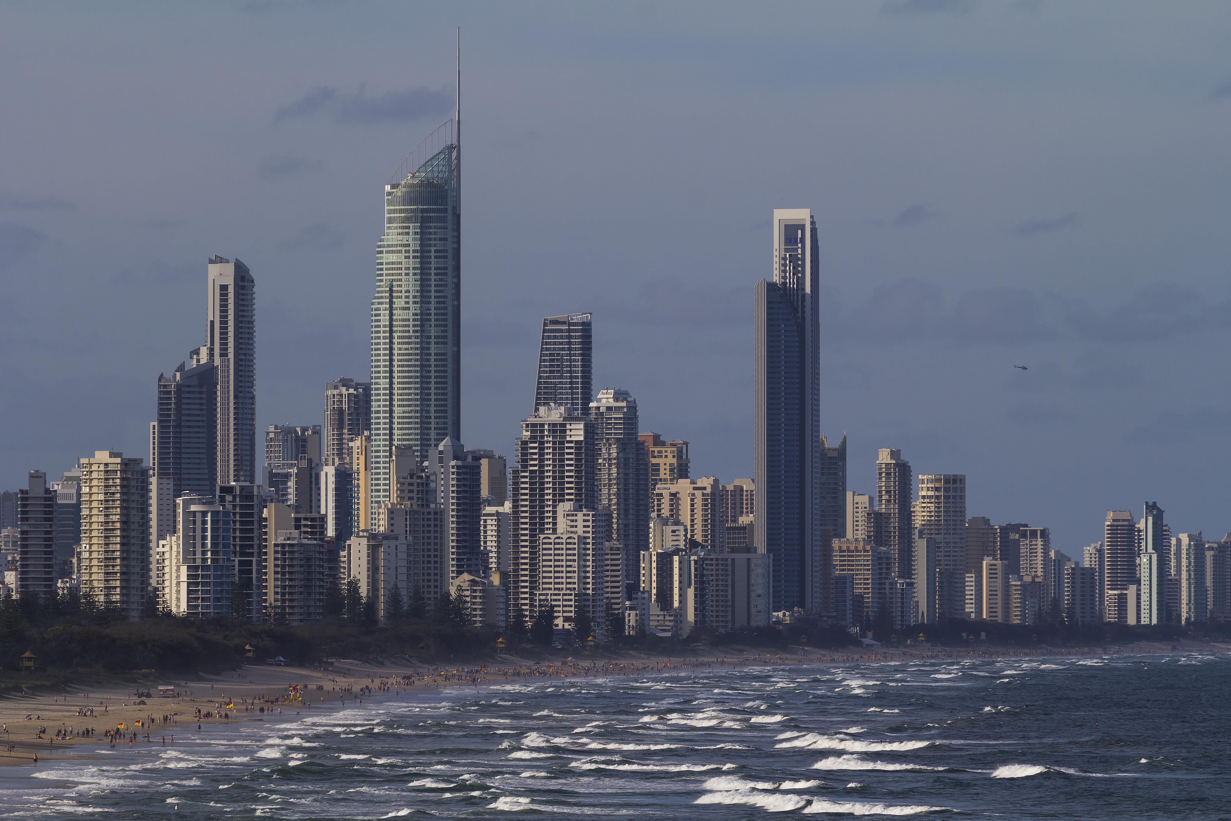 357534 завантажити шпалери створено людиною, золотий берег, австралія, пляжний, місто, квінсленд, хвиля, міста - заставки і картинки безкоштовно