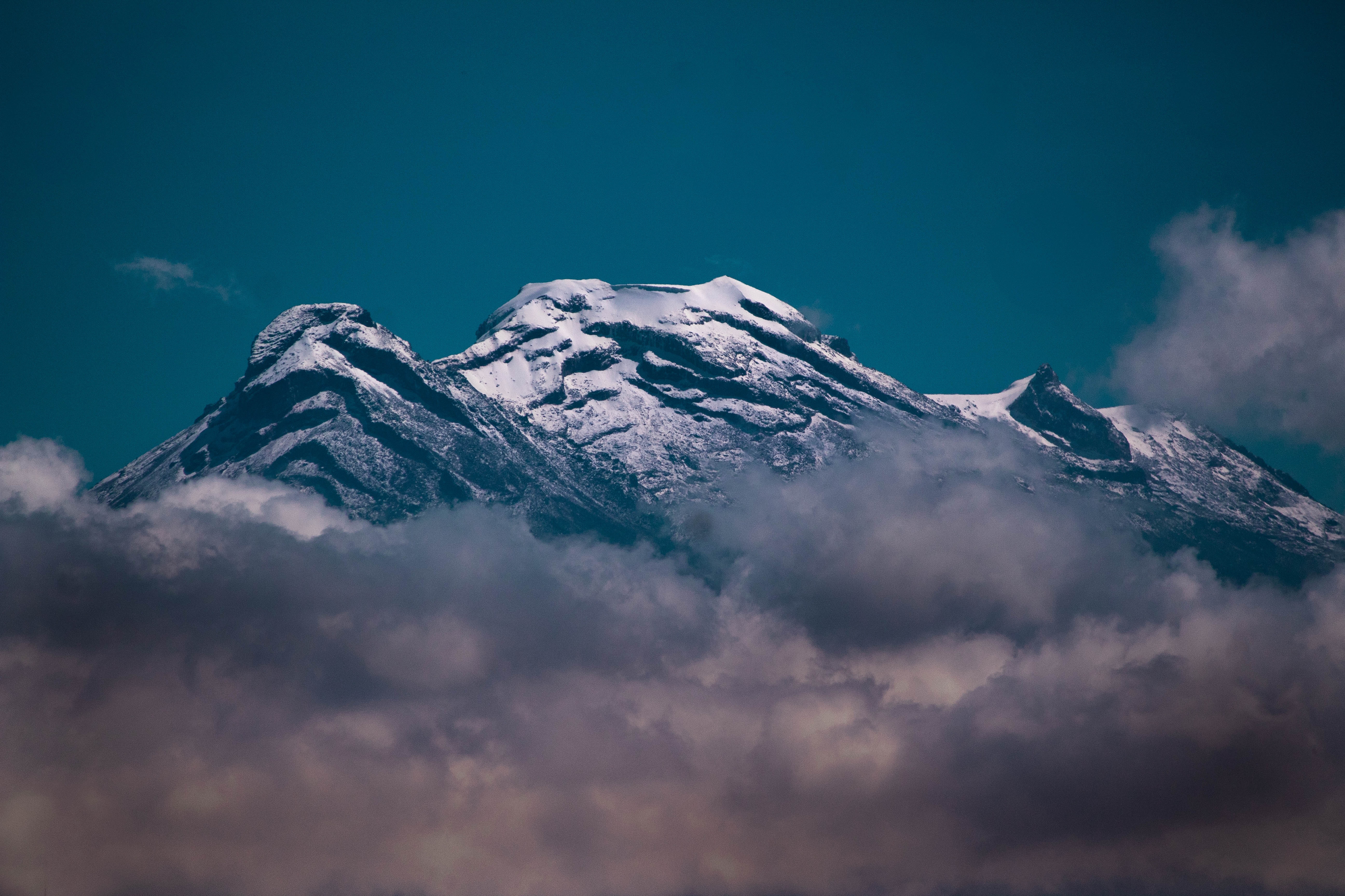 Descarga gratis la imagen Naturaleza, Nubes, Montaña, Arriba, Nevado, Cubierto De Nieve, Vértice, Volcán en el escritorio de tu PC