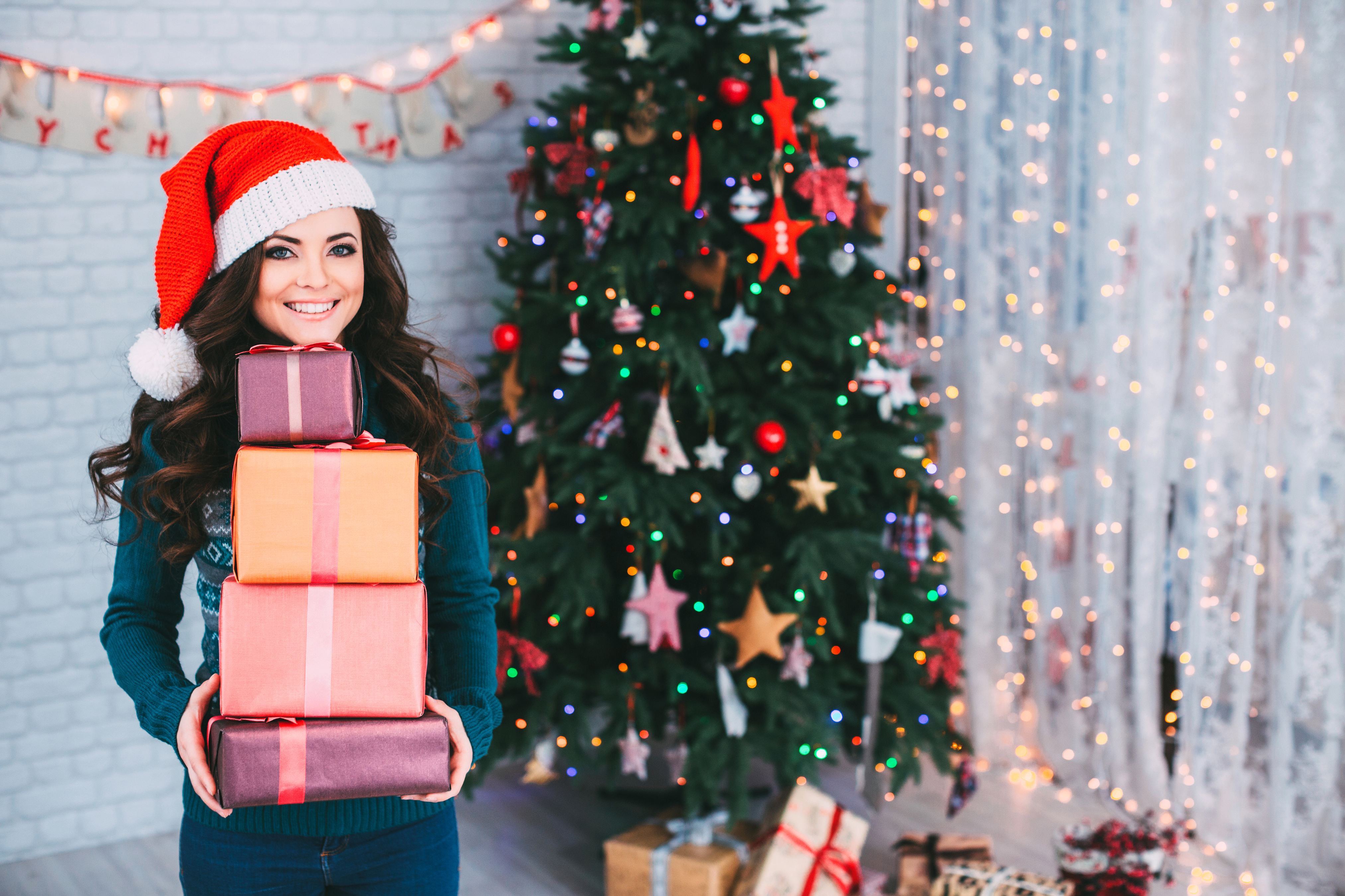 無料モバイル壁紙クリスマス, 贈り物, クリスマスツリー, モデル, 笑顔, ホリデー, サンタハットをダウンロードします。