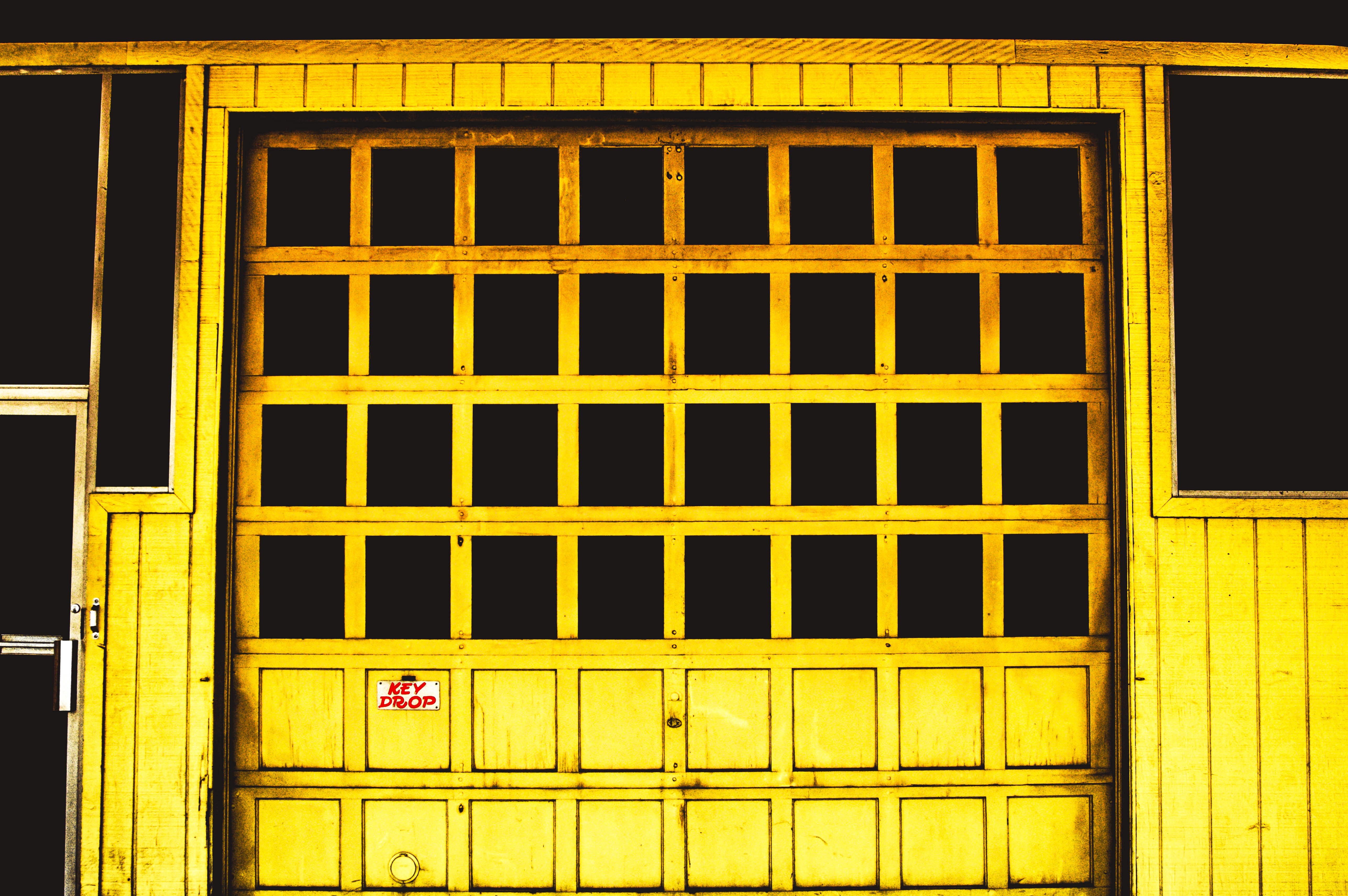 Скачать обои бесплатно Дверь, Желтый, Разное, Окно картинка на рабочий стол ПК