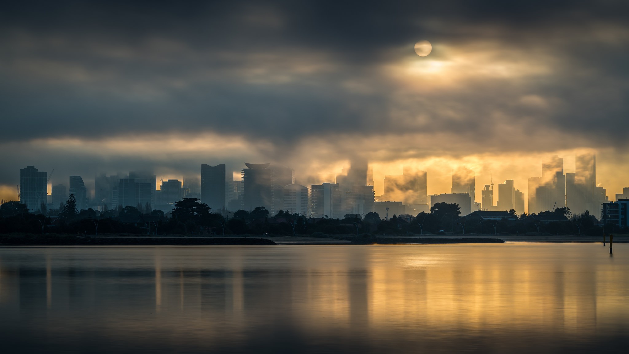 Descarga gratuita de fondo de pantalla para móvil de Ciudades, Ciudad, Rascacielos, Lago, Paisaje Urbano, Nube, Hecho Por El Hombre.