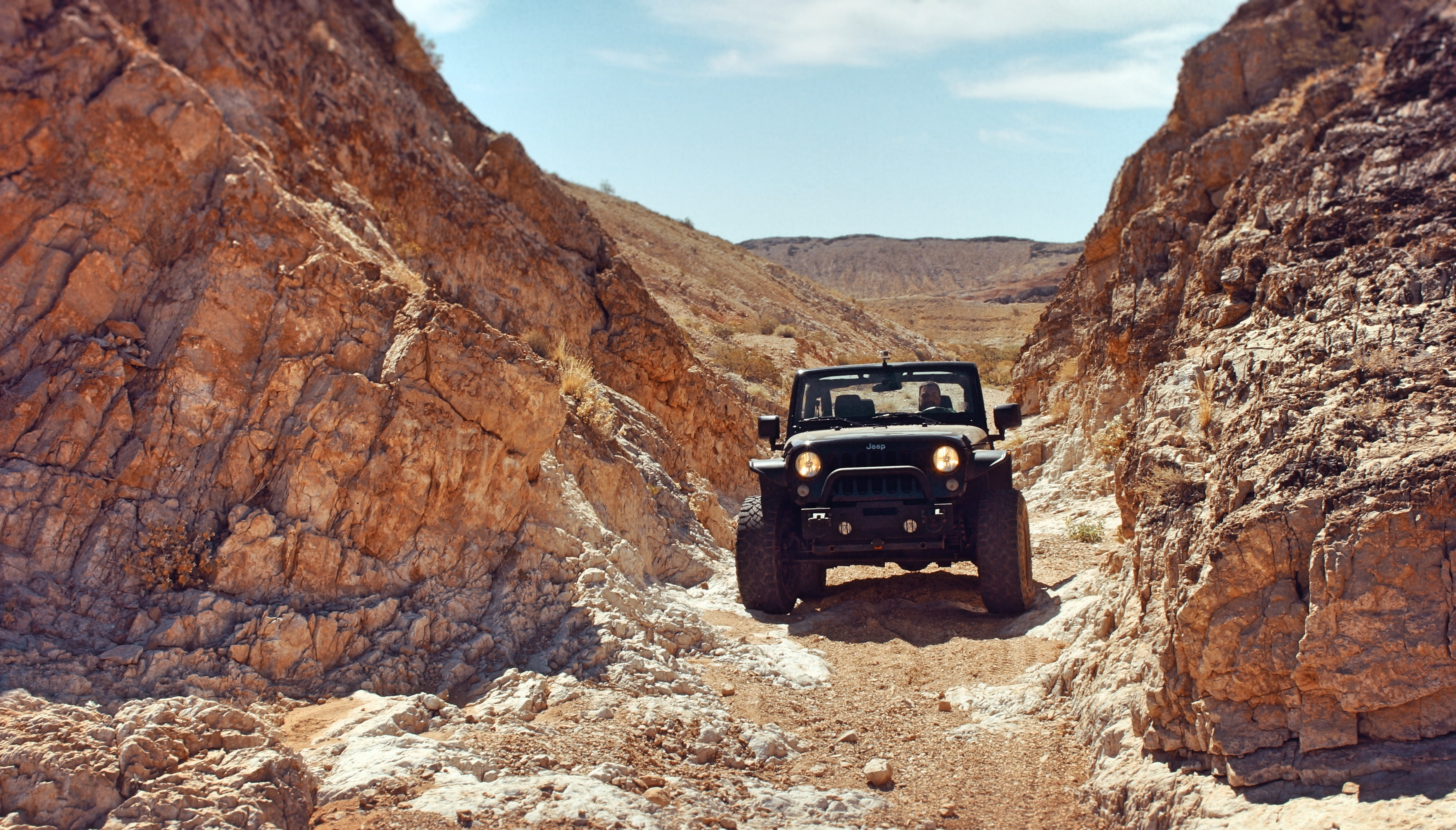 93557 скачать картинку jeep, пустыня, тачки (cars), скалы, внедорожник - обои и заставки бесплатно
