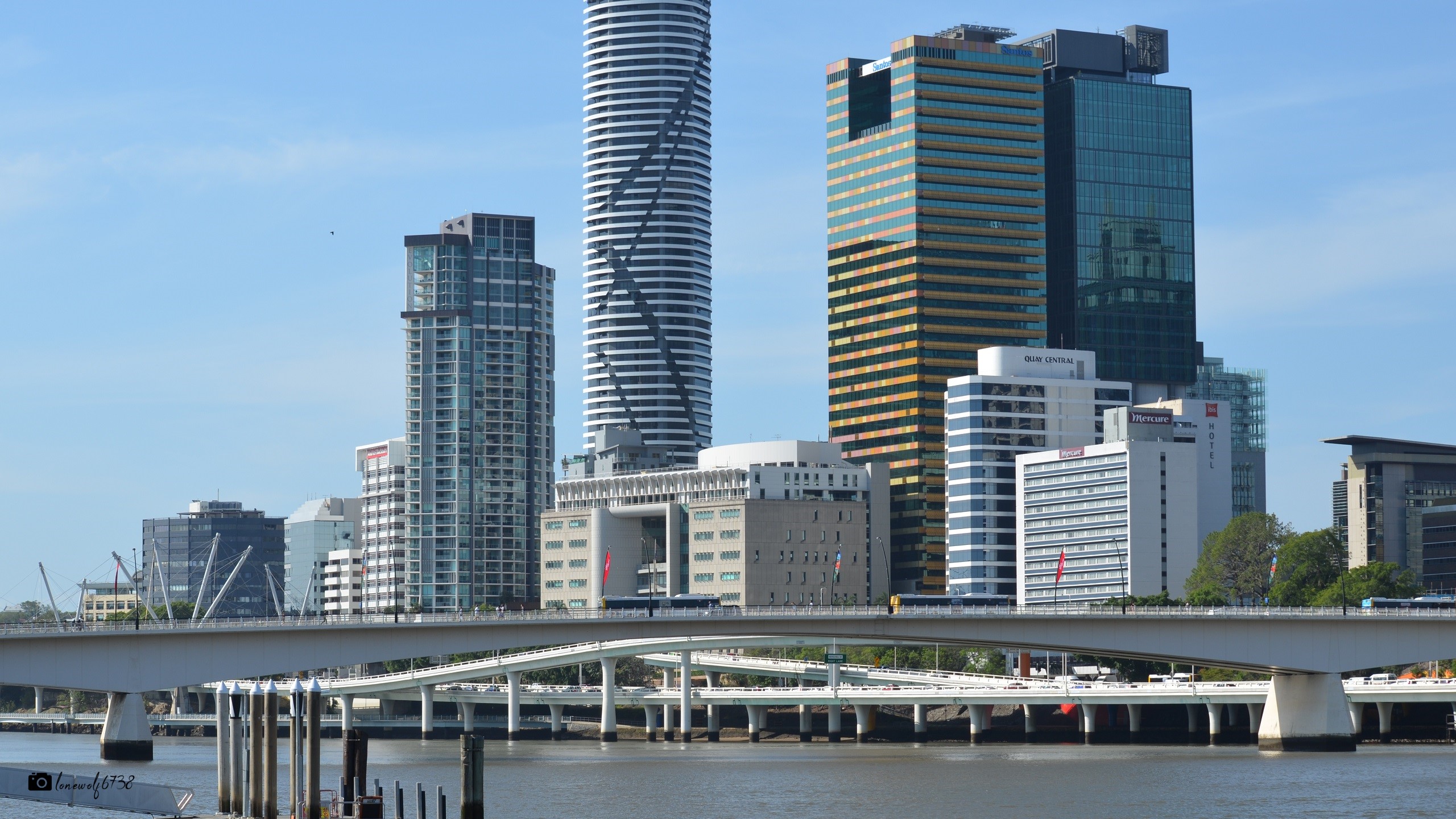 Handy-Wallpaper Städte, Wolkenkratzer, Gebäude, Brücke, Brisbane, Menschengemacht, Großstadt, Viktoriabrücke kostenlos herunterladen.