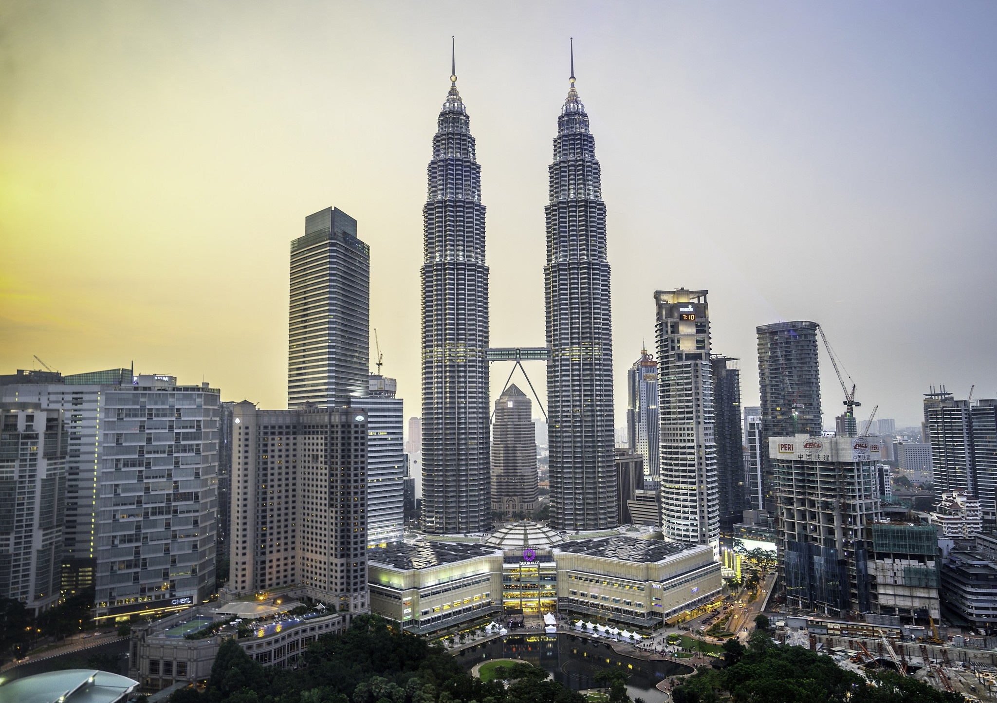 Download mobile wallpaper City, Skyscraper, Building, Kuala Lumpur, Malaysia, Man Made, Petronas Towers for free.