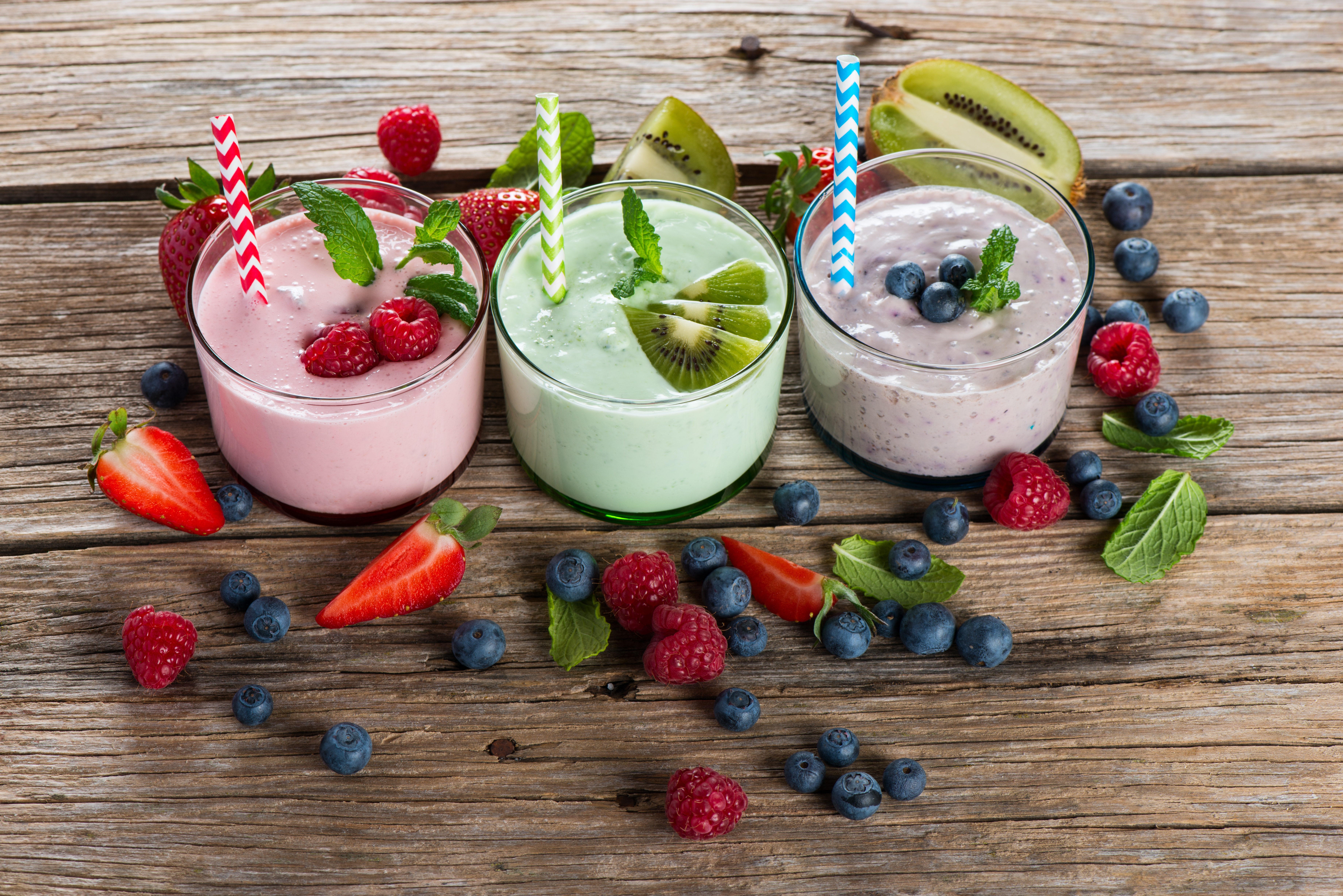 Free download wallpaper Food, Blueberry, Kiwi, Raspberry, Still Life, Glass, Berry, Drink, Smoothie on your PC desktop