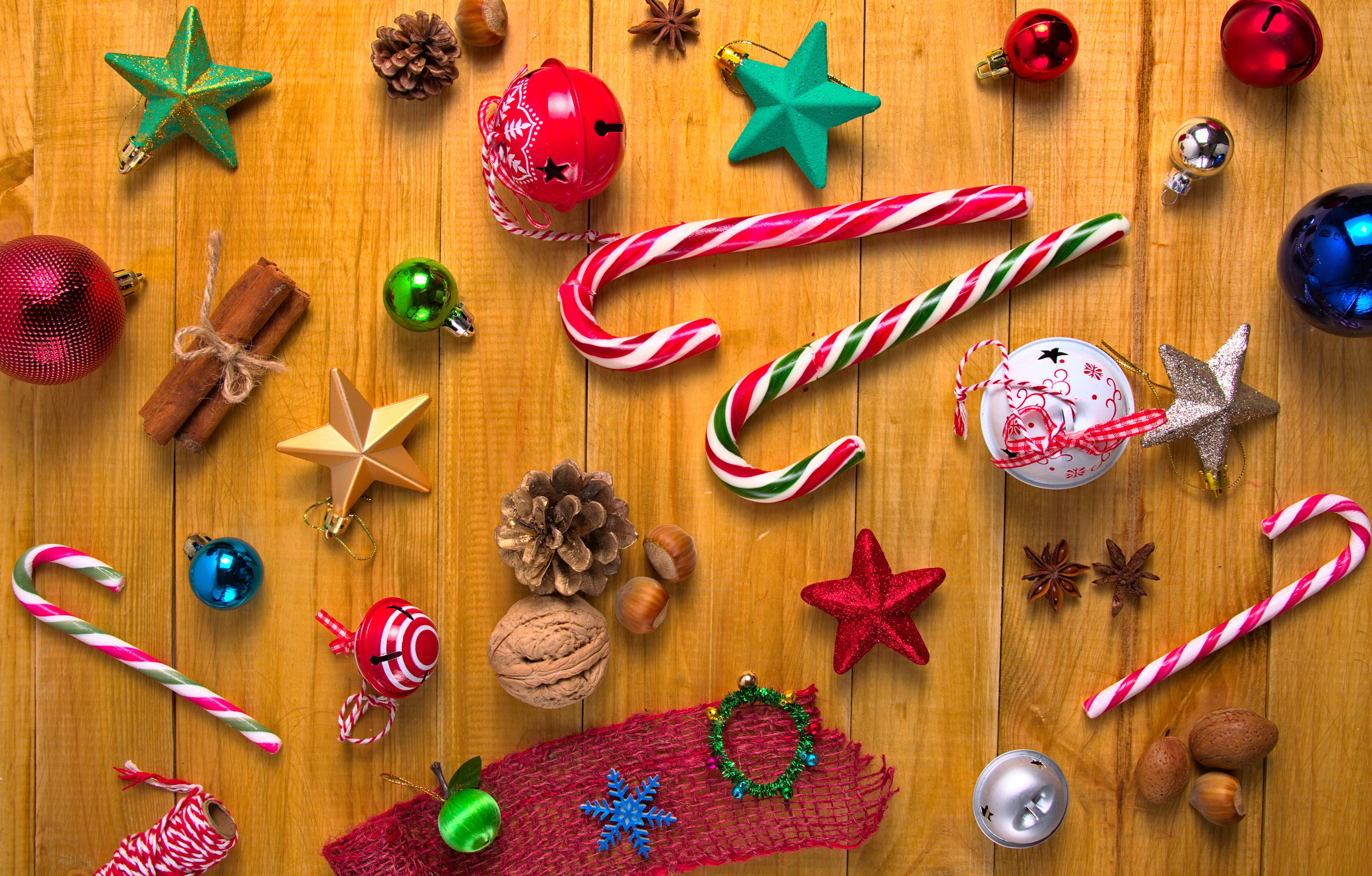 Handy-Wallpaper Feiertage, Weihnachten, Weihnachtsschmuck, Lutscher, Nuss, Zimt, Stern, Flitter kostenlos herunterladen.