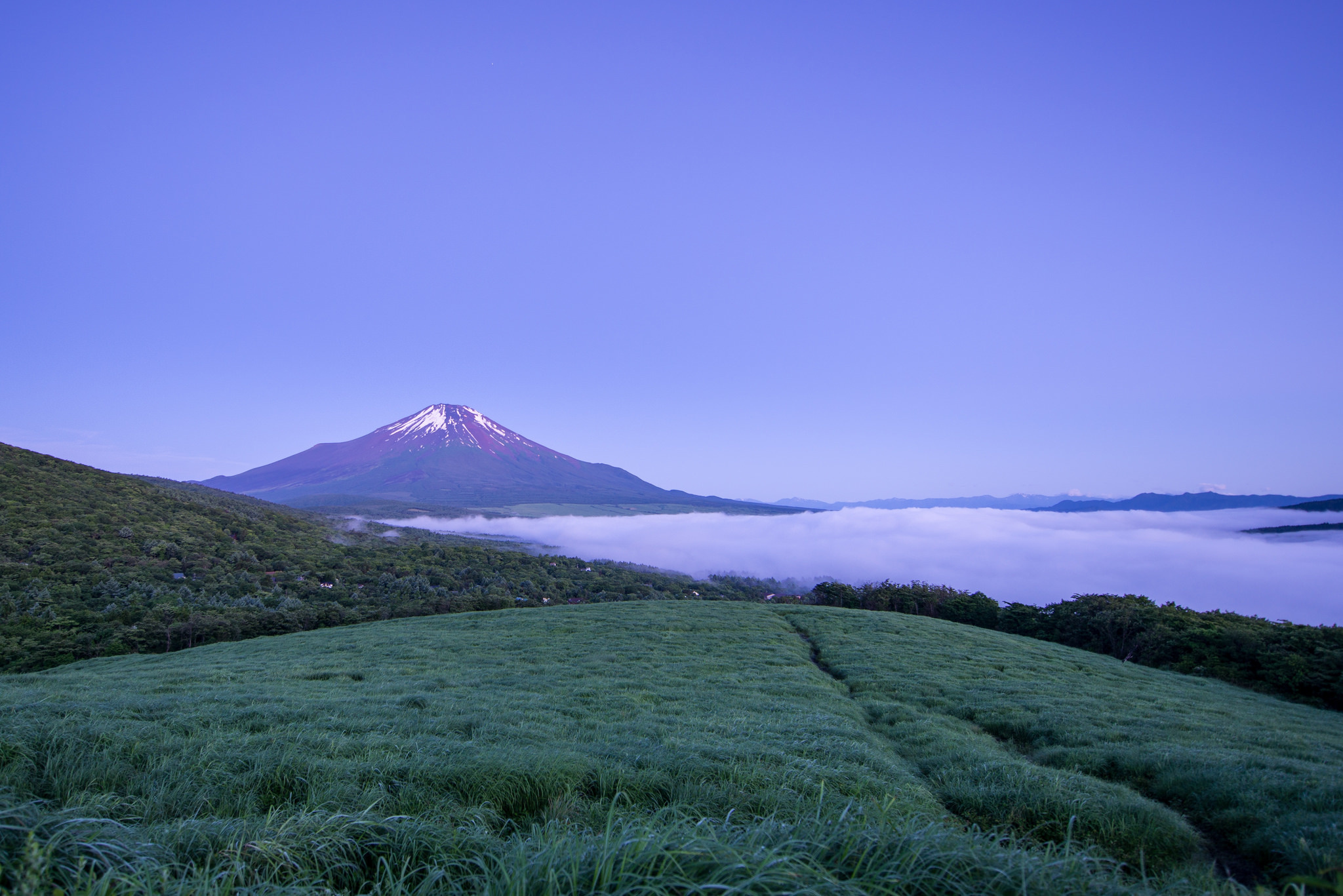 147609 Bild herunterladen natur, berg, nebel, japan, vulkan, fuji, fujiyama, honshu - Hintergrundbilder und Bildschirmschoner kostenlos