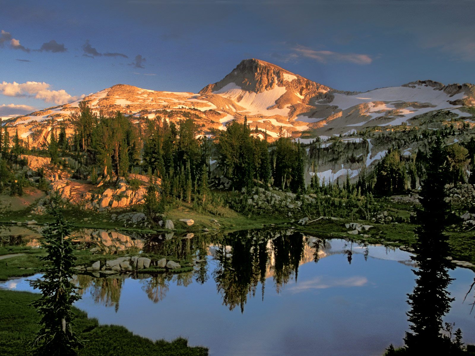 Скачать обои бесплатно Горы, Снег, Гора, Озеро, Отражение, Лес, Земля/природа картинка на рабочий стол ПК