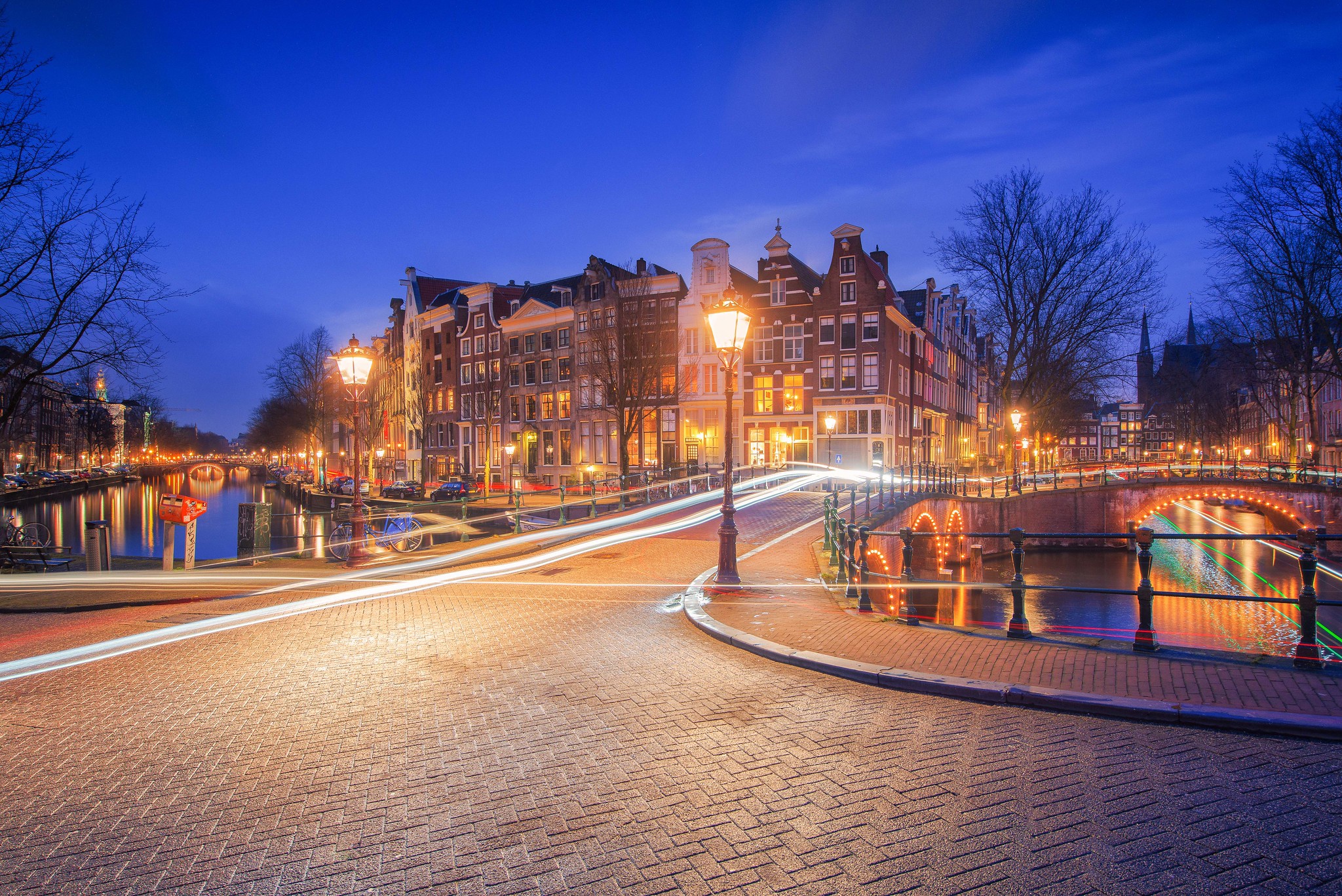 Скачати мобільні шпалери Міста, Будівля, Світло, Міст, Нідерланди, Амстердам, Створено Людиною, Будинок безкоштовно.