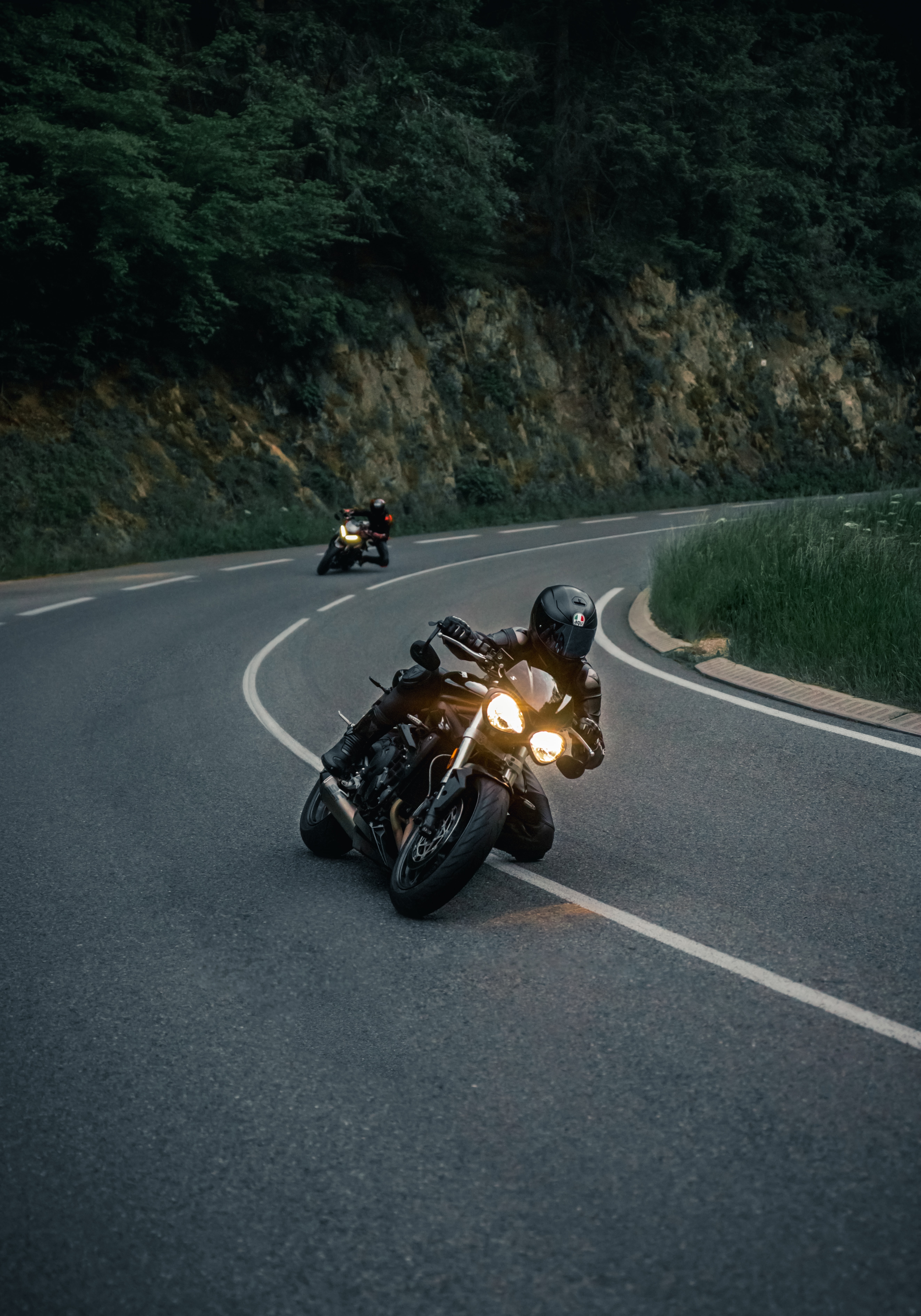 156401 descargar imagen motocicletas, motociclista, casco, camino, perseguir, persecución: fondos de pantalla y protectores de pantalla gratis