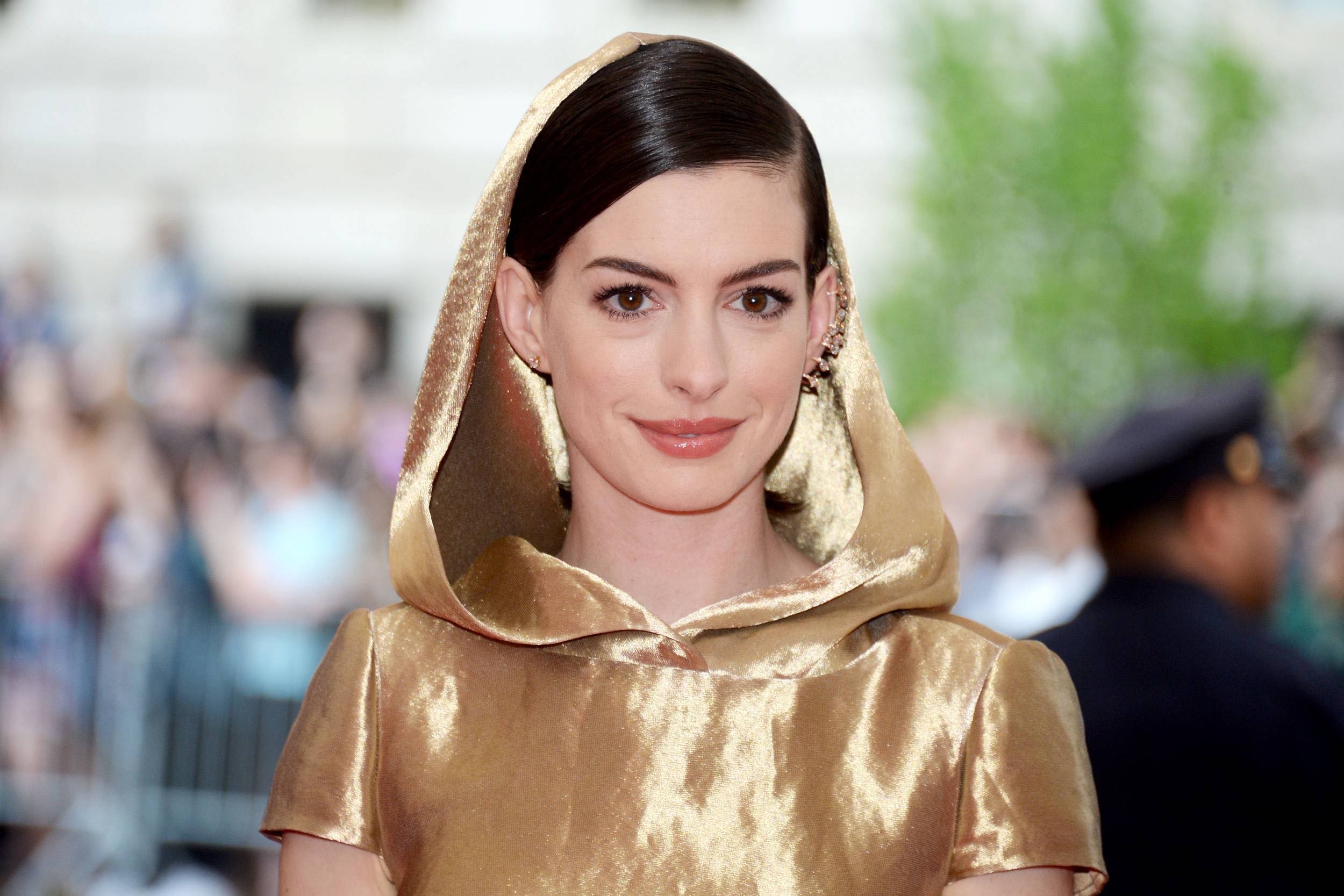 Download mobile wallpaper Anne Hathaway, Smile, American, Celebrity, Brown Eyes, Black Hair, Actress, Depth Of Field for free.