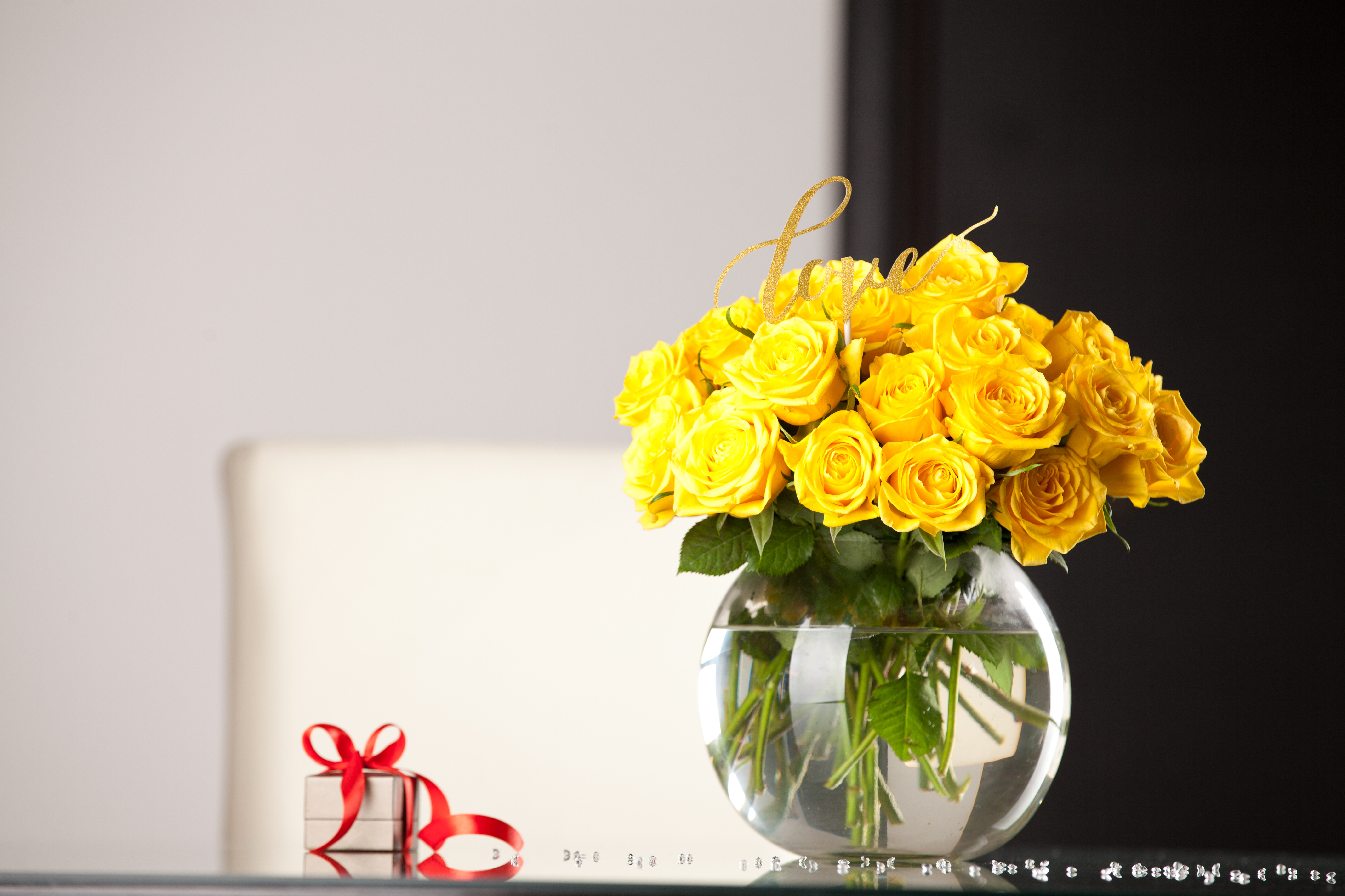 Завантажити шпалери безкоштовно Квітка, Букет, Подарунок, Ваза, Жовта Троянда, Створено Людиною картинка на робочий стіл ПК