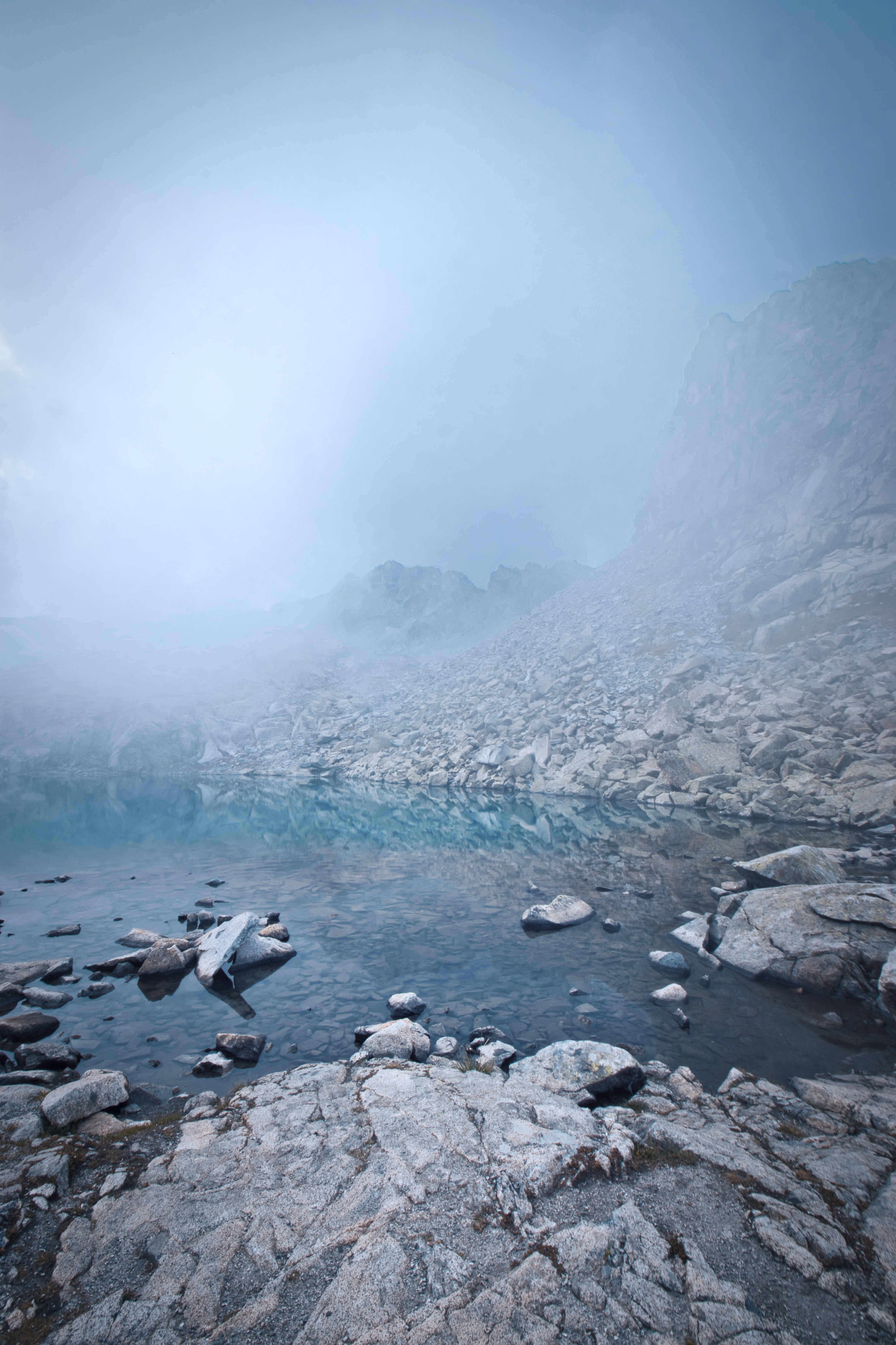 Скачать обои бесплатно Туман, Природа, Камни, Скалы, Озеро картинка на рабочий стол ПК