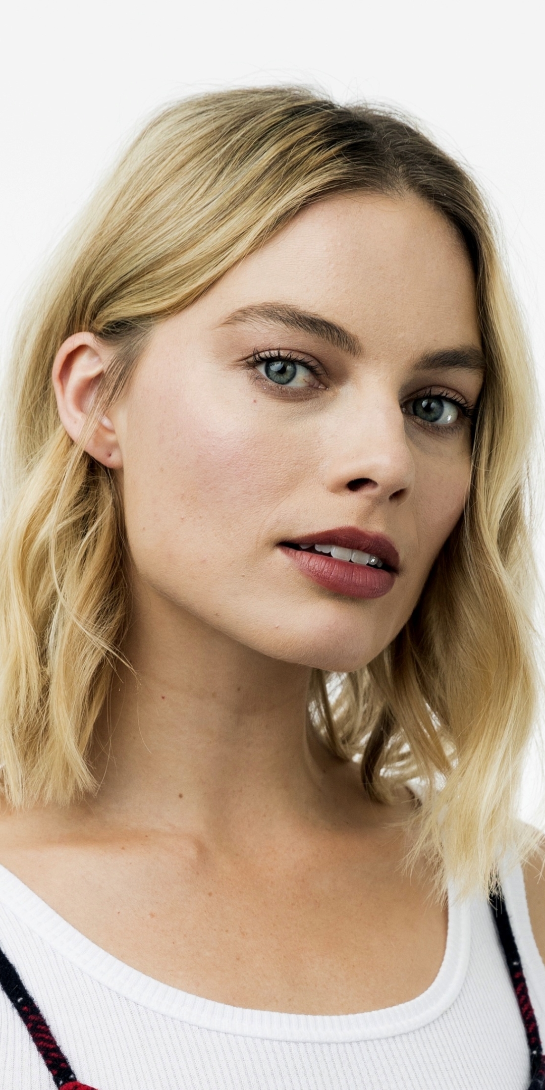 Download mobile wallpaper Blonde, Blue Eyes, Celebrity, Actress, Lipstick, Australian, Margot Robbie for free.