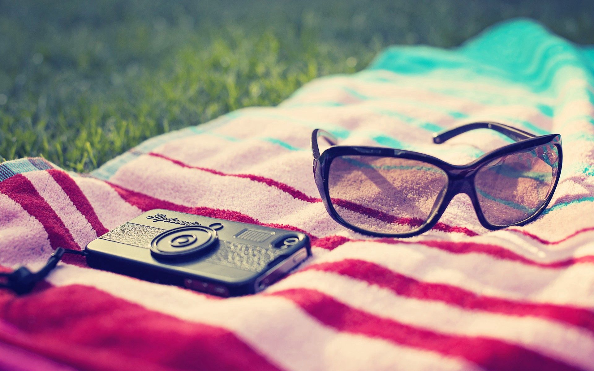 100128 скачать картинку пляж, лето, разное, очки, телефон, полотенец - обои и заставки бесплатно