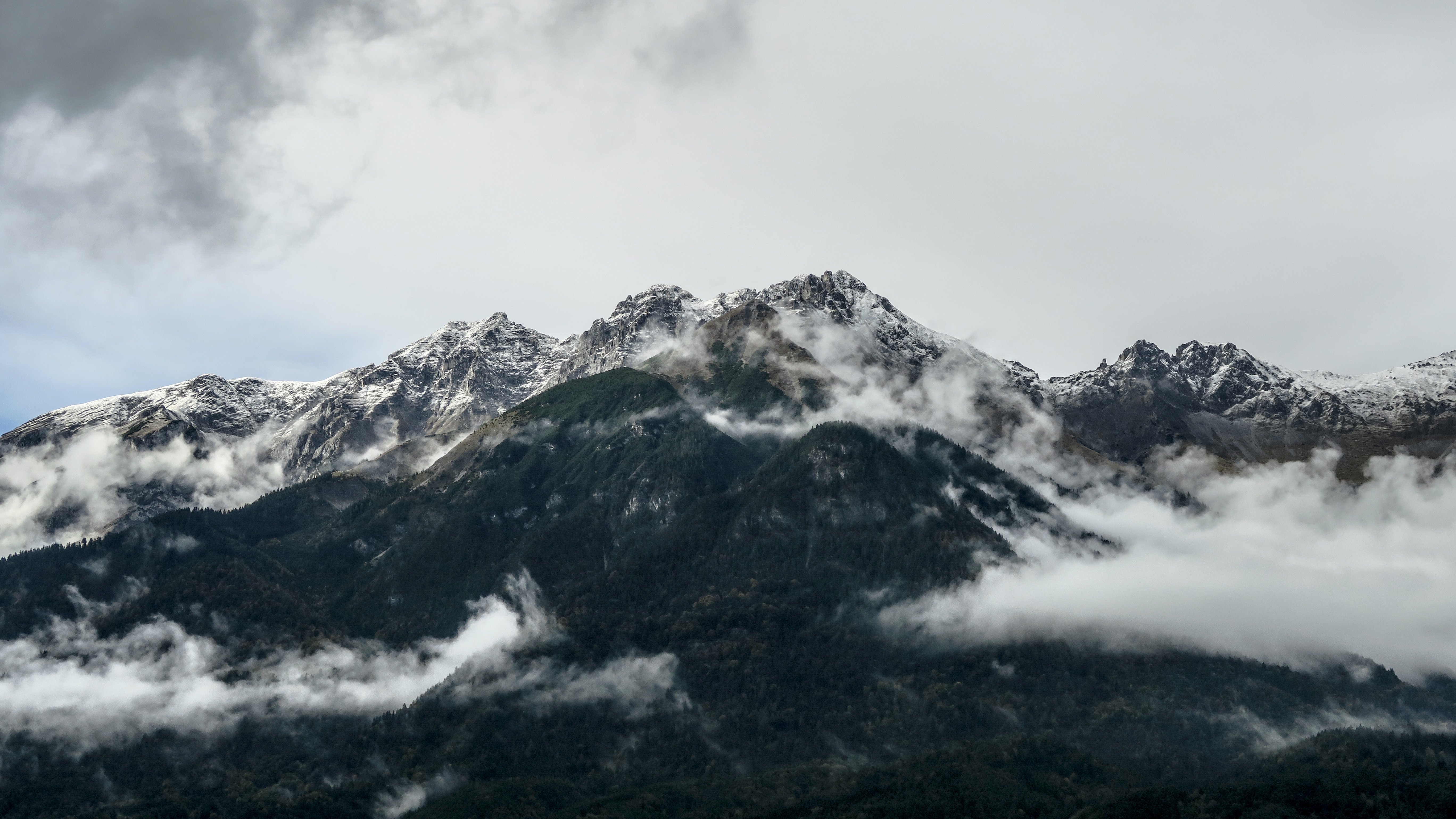 Descarga gratuita de fondo de pantalla para móvil de Naturaleza, Vértice, Arriba, Niebla, Montañas.
