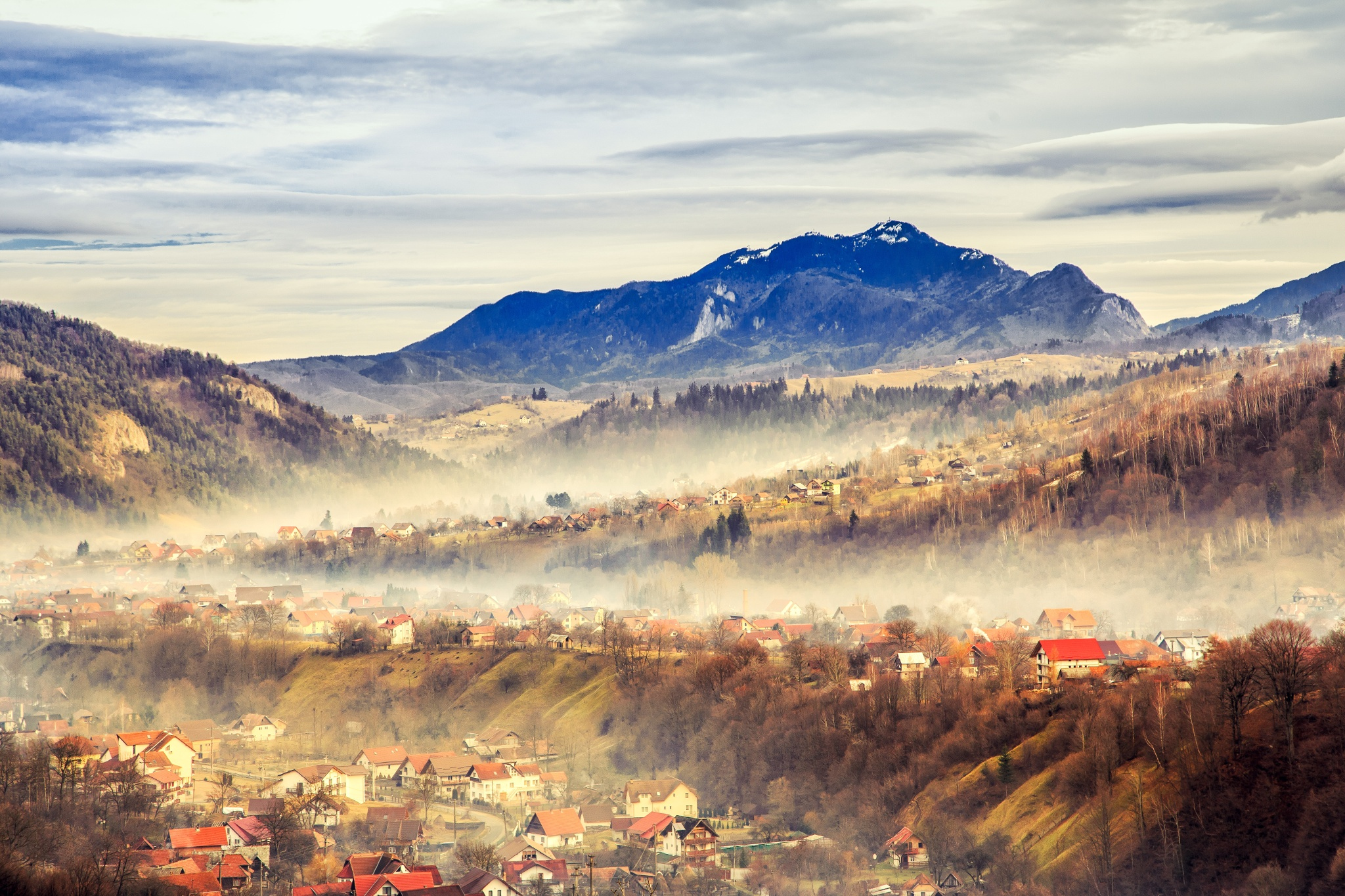 738341 завантажити шпалери фотографія, пейзаж, туман, гора, румунія, село - заставки і картинки безкоштовно