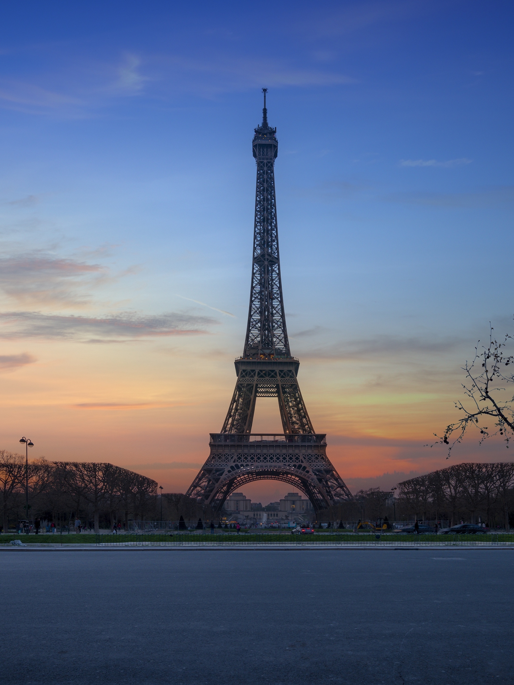 Download mobile wallpaper Paris, Dawn, Eiffel Tower, Monuments, France, Monument, Man Made for free.