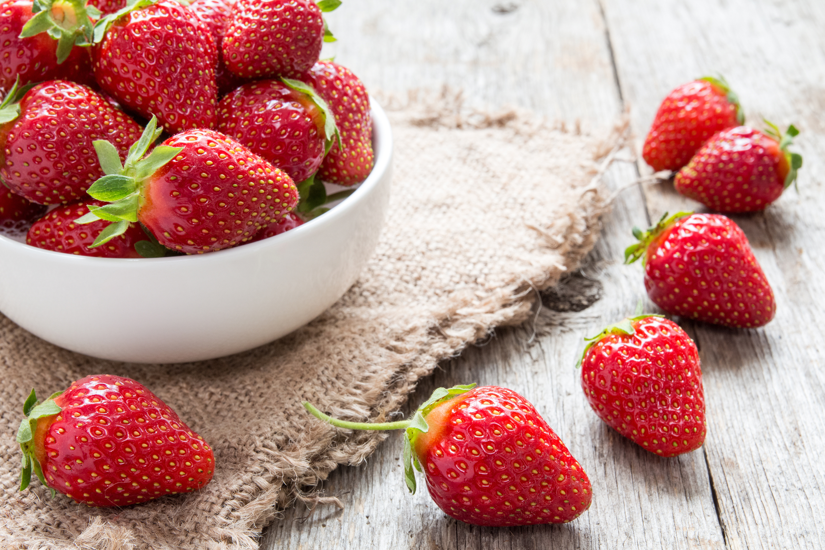 Free download wallpaper Fruits, Food, Strawberry, Still Life, Berry, Fruit on your PC desktop