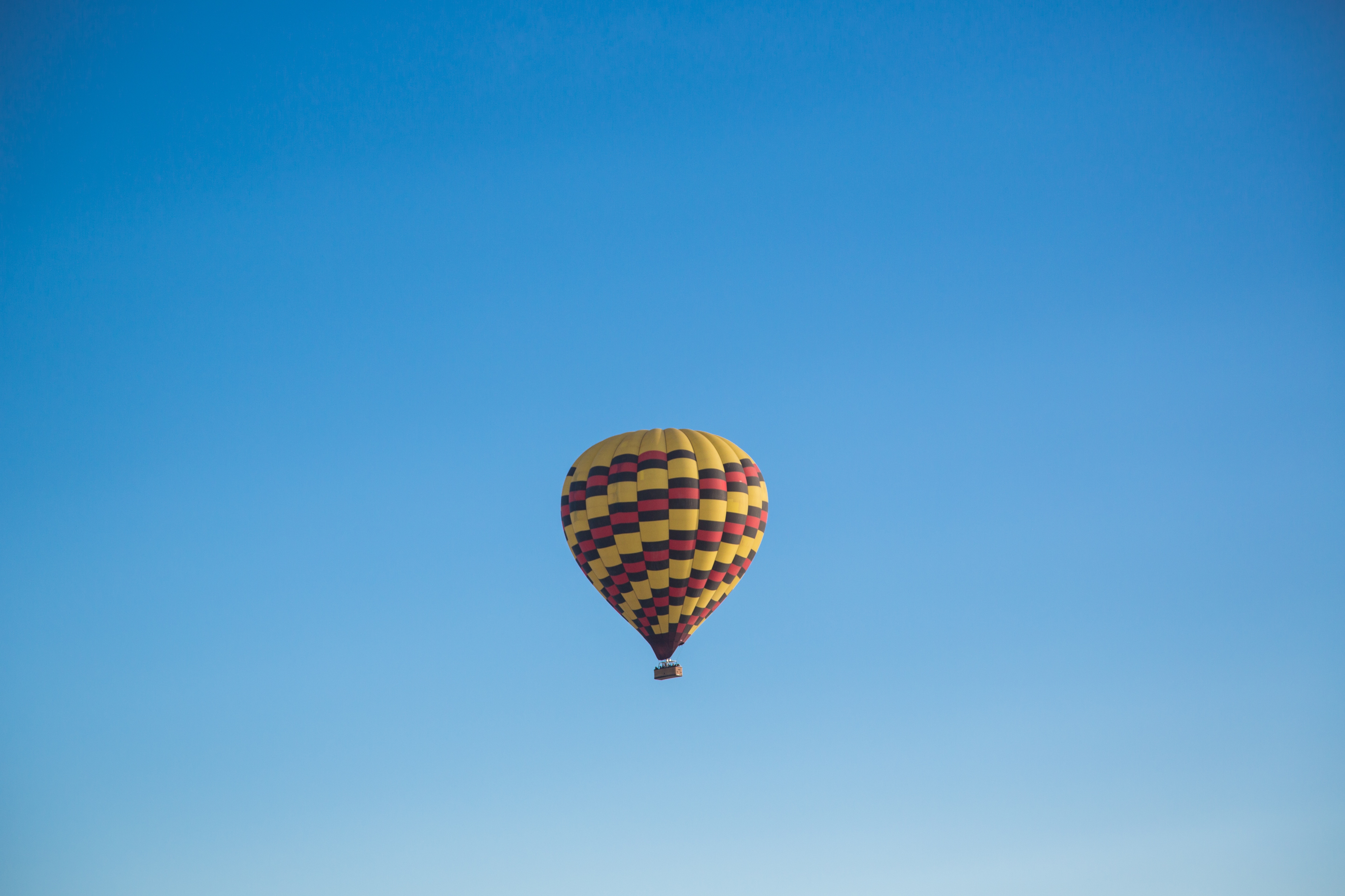 151889 скачать картинку минимализм, голубой, небо, полет, воздушный шар, аэростат - обои и заставки бесплатно