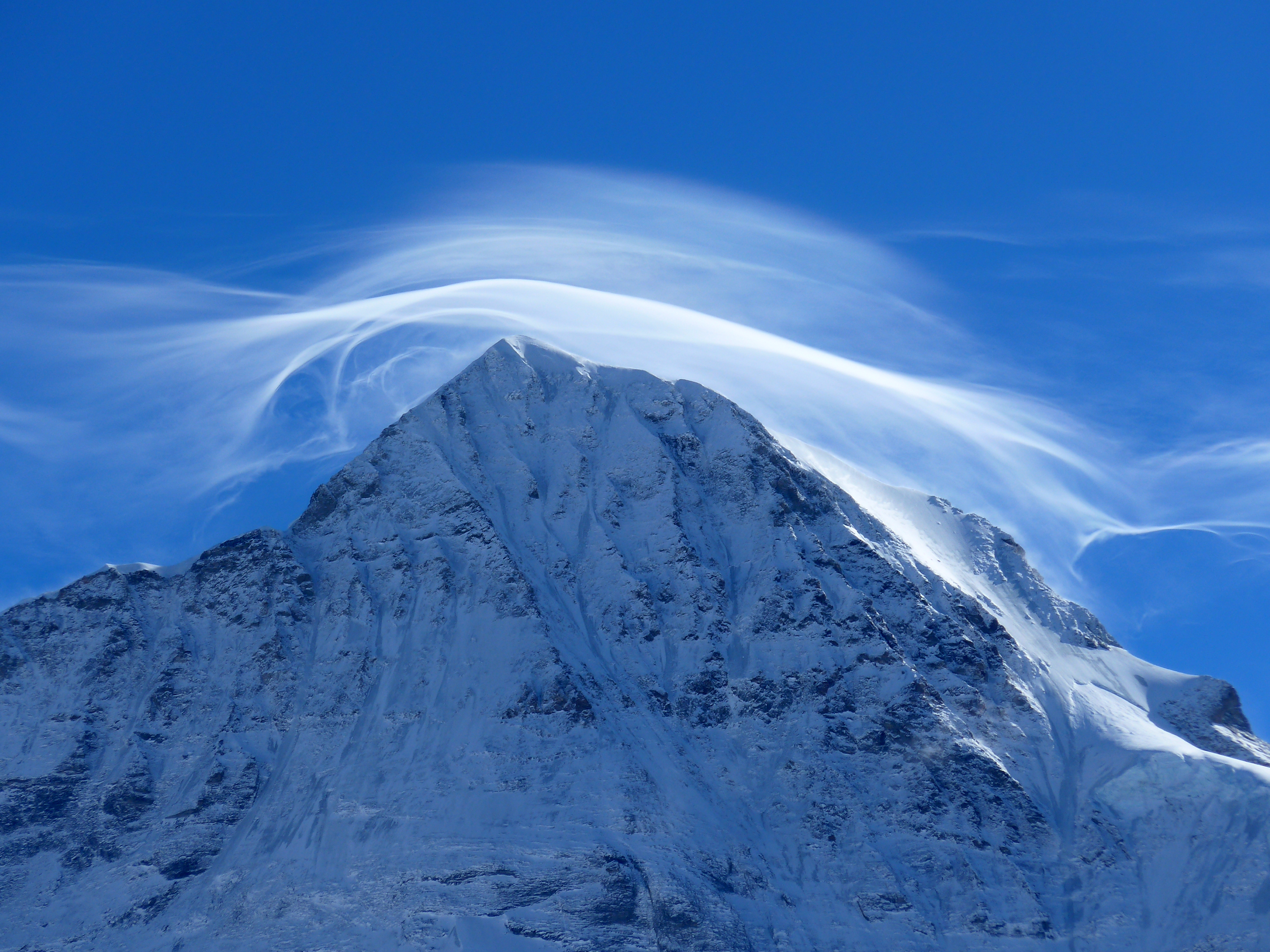 Скачать картинку Облако, Вершина, Гора, Снег, Заснеженный, Природа в телефон бесплатно.