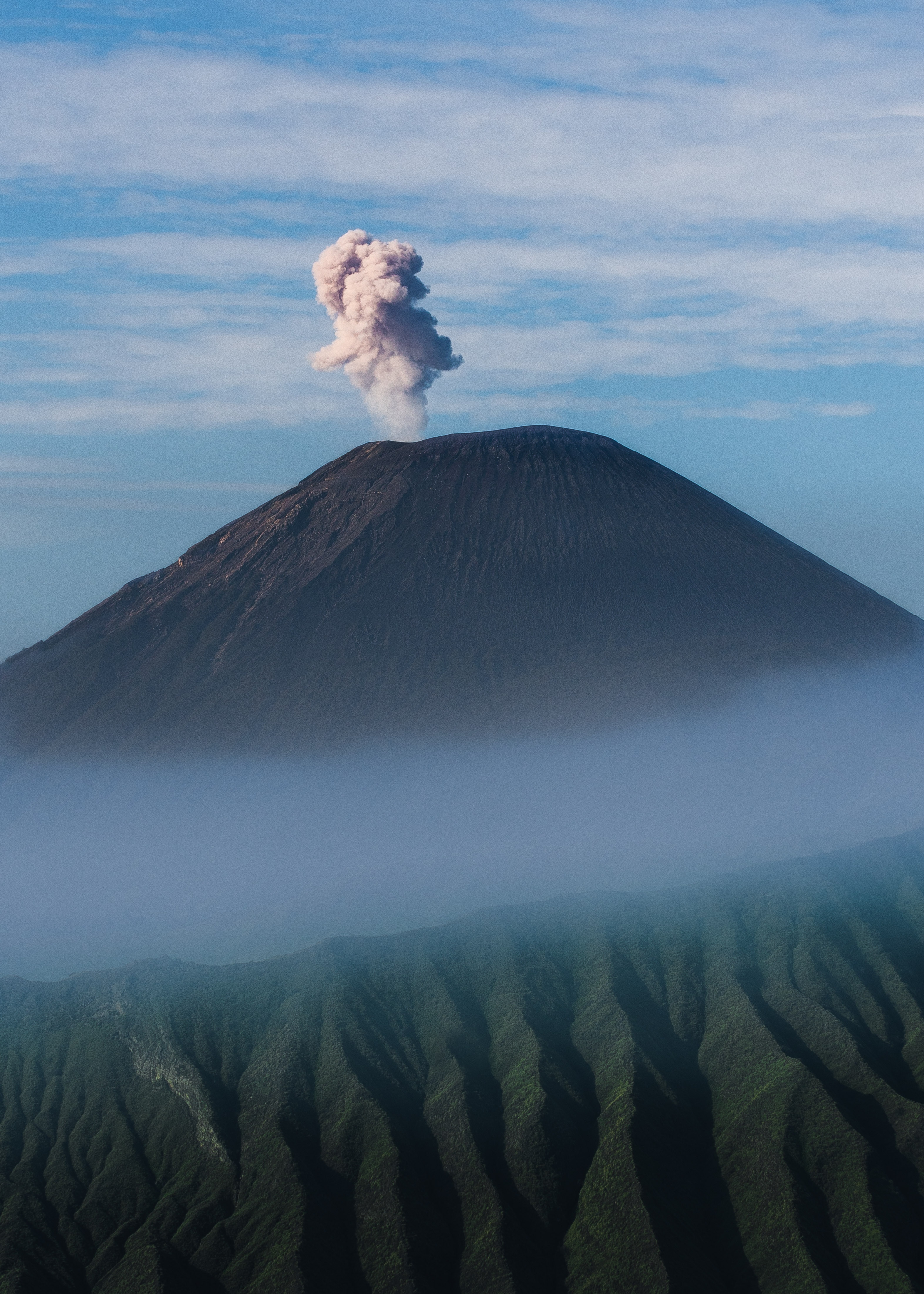 Descarga gratuita de fondo de pantalla para móvil de Naturaleza, Montaña, Volcán, Cráter, Erupción, Fumar.