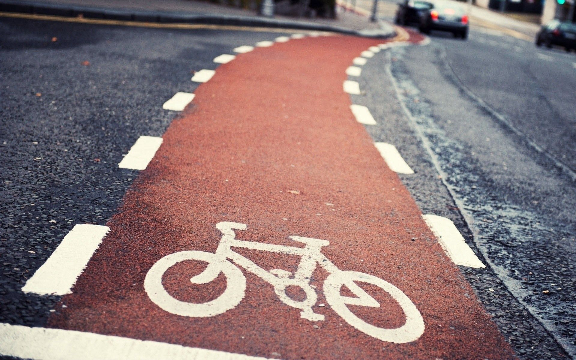 67268 скачать обои велосипед, города, дорога, разметка, пешеходный переход - заставки и картинки бесплатно