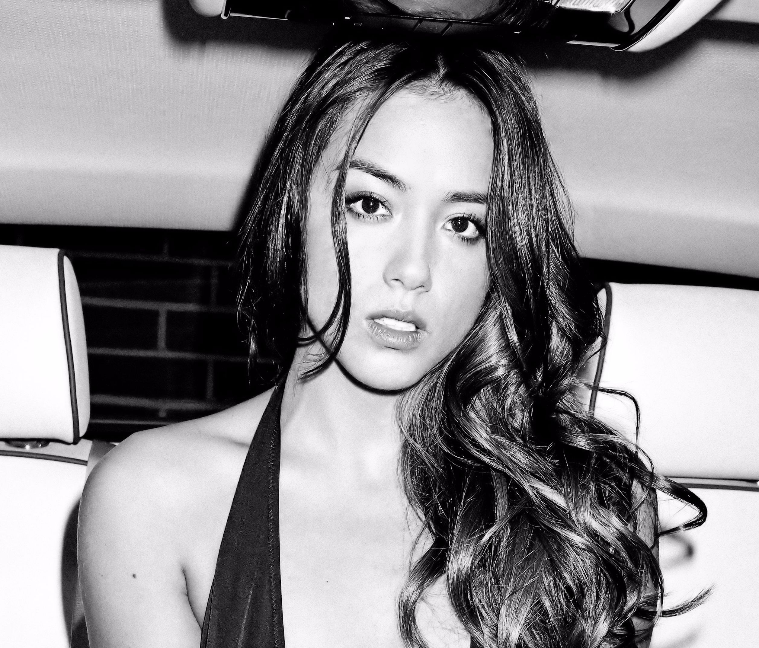Download mobile wallpaper Close Up, Monochrome, Face, Celebrity, Black & White, Actress, Chloe Bennet for free.