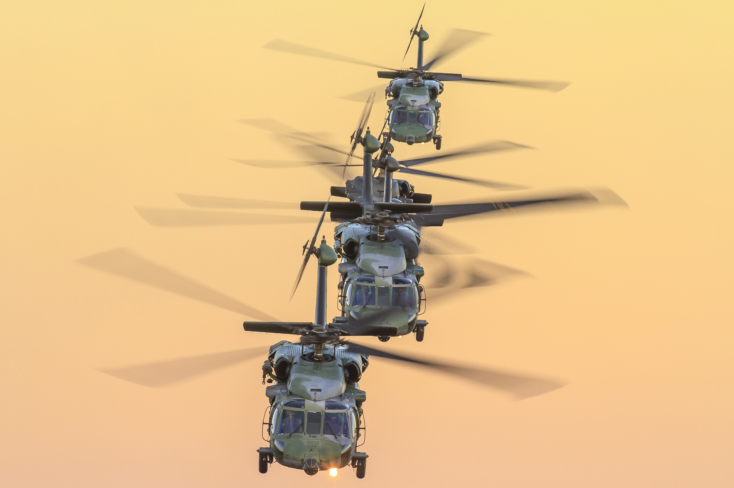 Завантажити шпалери безкоштовно Літак, Вертоліт, Військовий, Sikorsky Uh 60 Black Hawk, Військові Вертольоти картинка на робочий стіл ПК