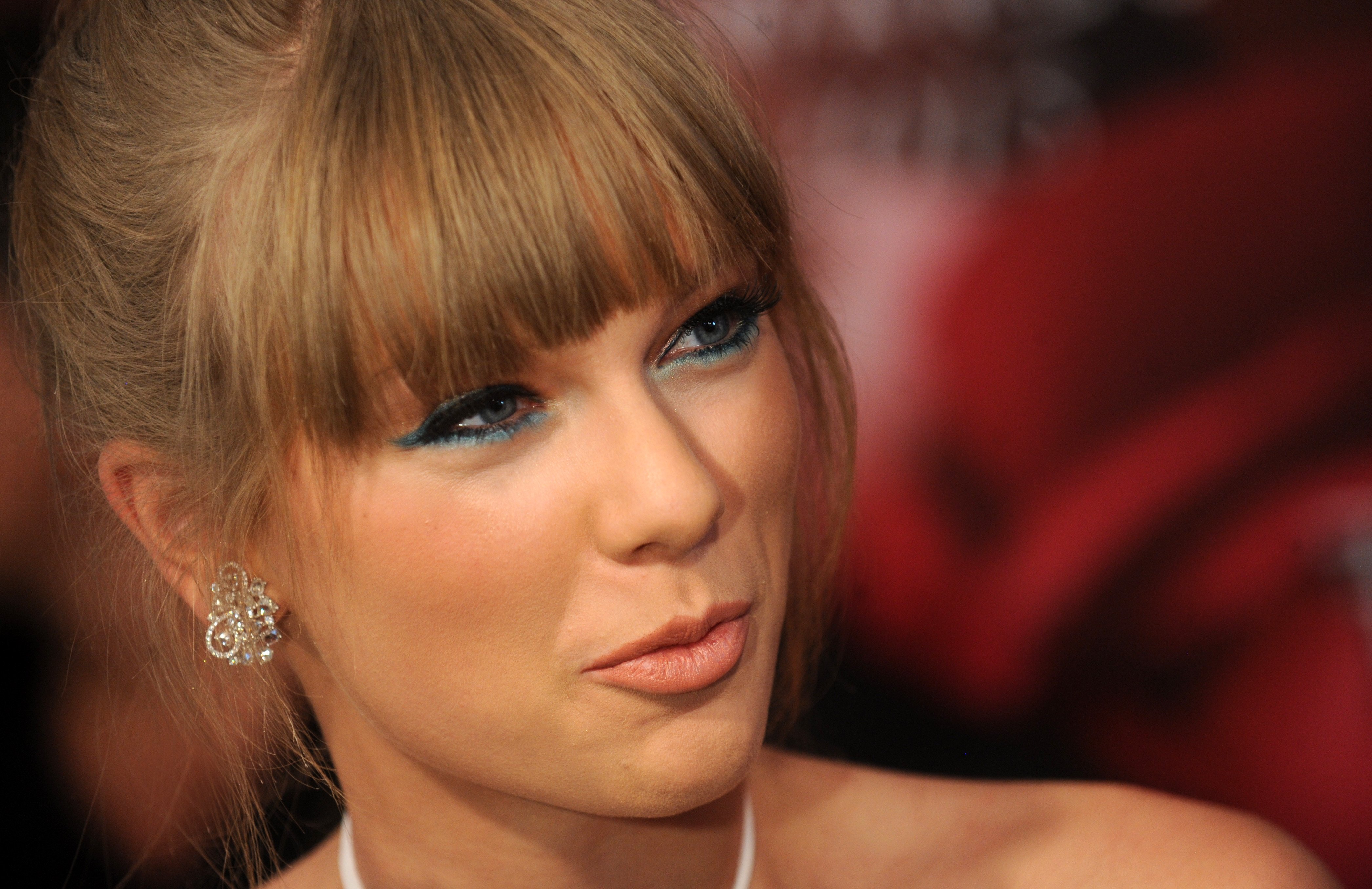 Download mobile wallpaper Music, Close Up, Singer, Blonde, Face, Blue Eyes, American, Taylor Swift for free.