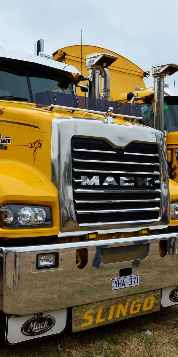 Free Mack Trucks 4K Wallpapers & Desktop HD Backgrounds for PC
