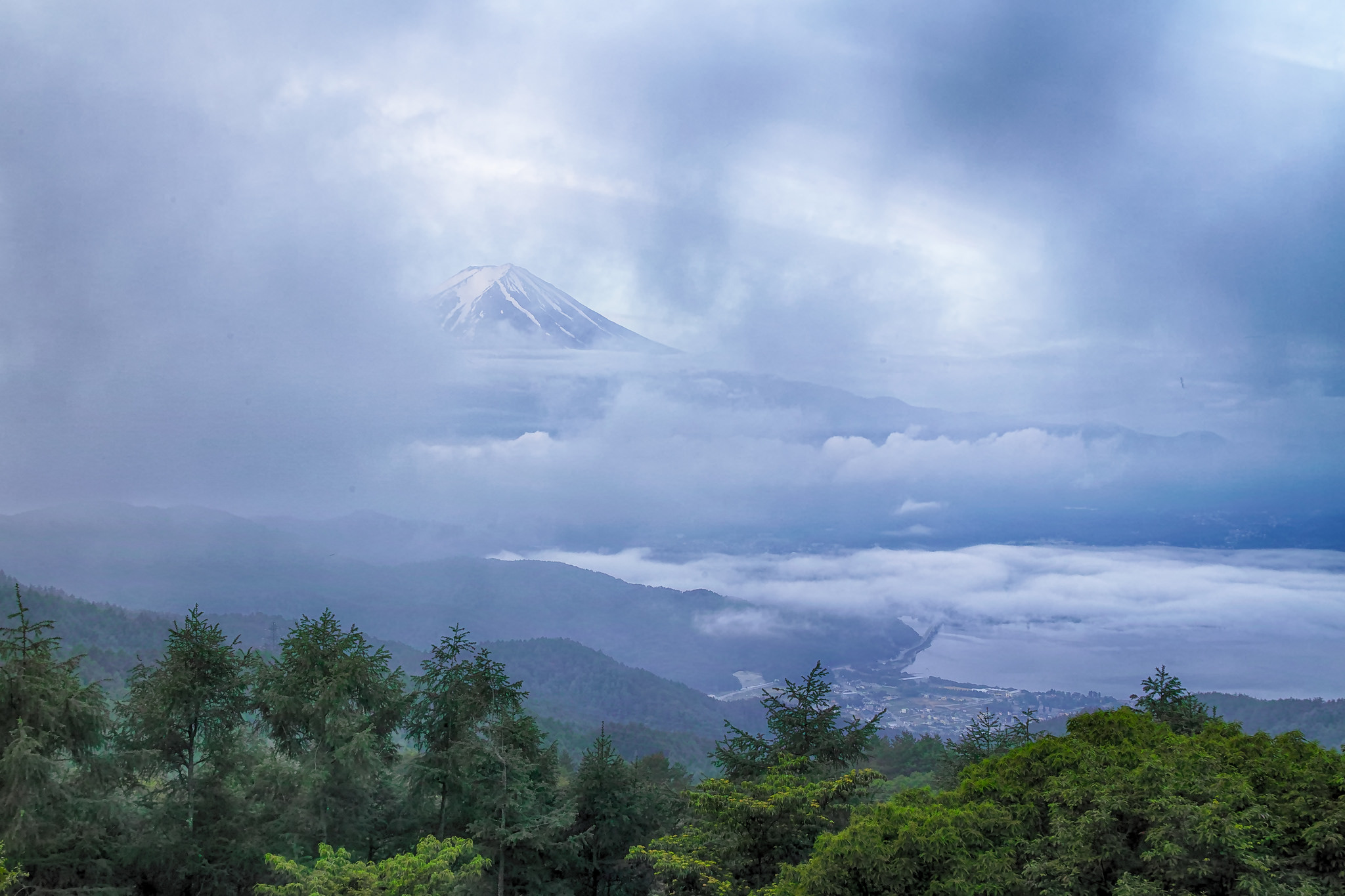 Скачать картинку Облака, Лес, Туман, Япония, Вулкан, Гора Фудзи, Вулканы, Земля/природа в телефон бесплатно.